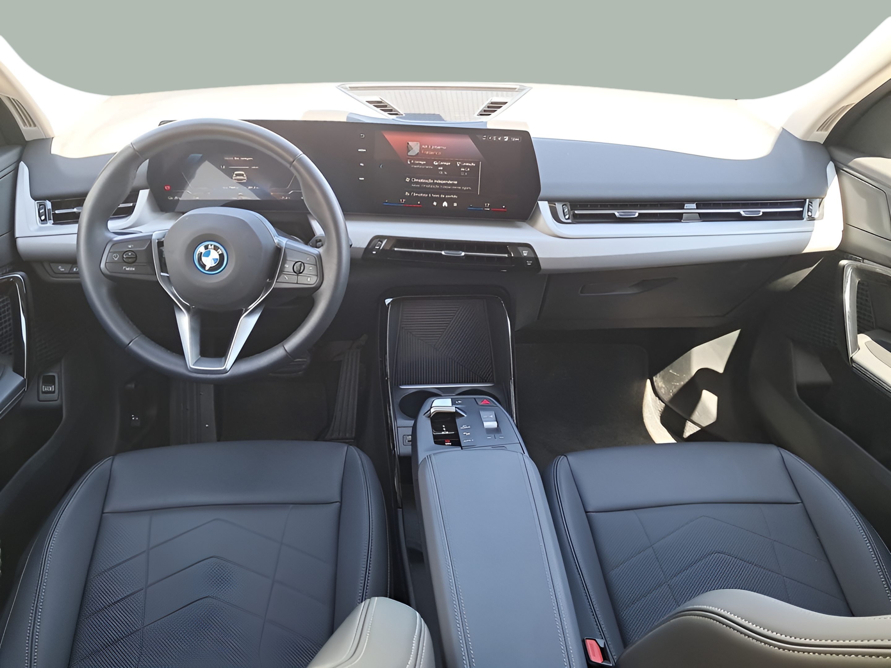 BMW iX2 eDrive20 color Blanco. Año 2025. 150KW(204CV). Elétrico. En concesionario Caetano Baviera Portimão de Portimão