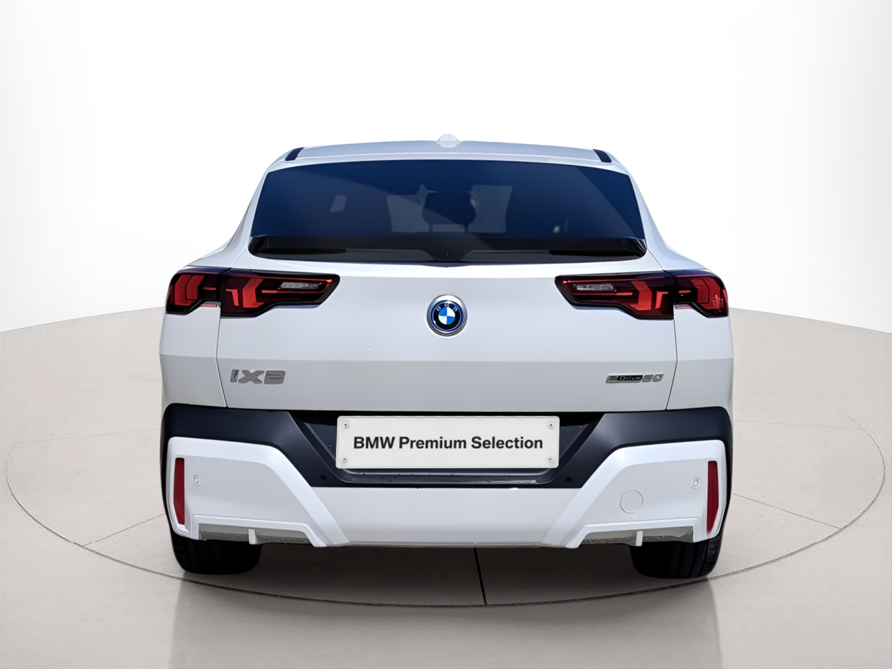 BMW iX2 eDrive20 color Blanco. Año 2025. 150KW(204CV). Elétrico. En concesionario Caetano Baviera Portimão de Portimão