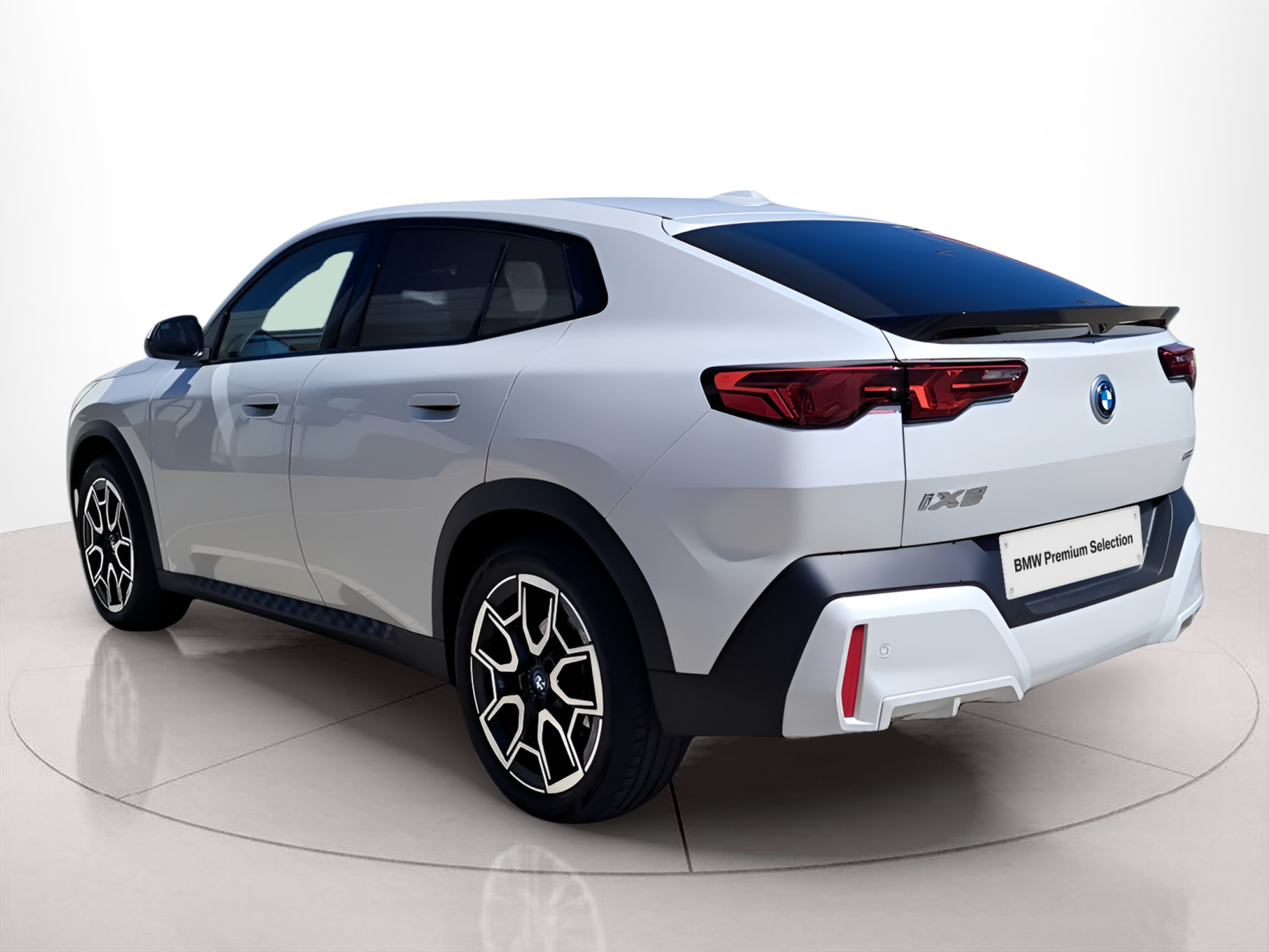 BMW iX2 eDrive20 color Blanco. Año 2025. 150KW(204CV). Elétrico. En concesionario Caetano Baviera Portimão de Portimão