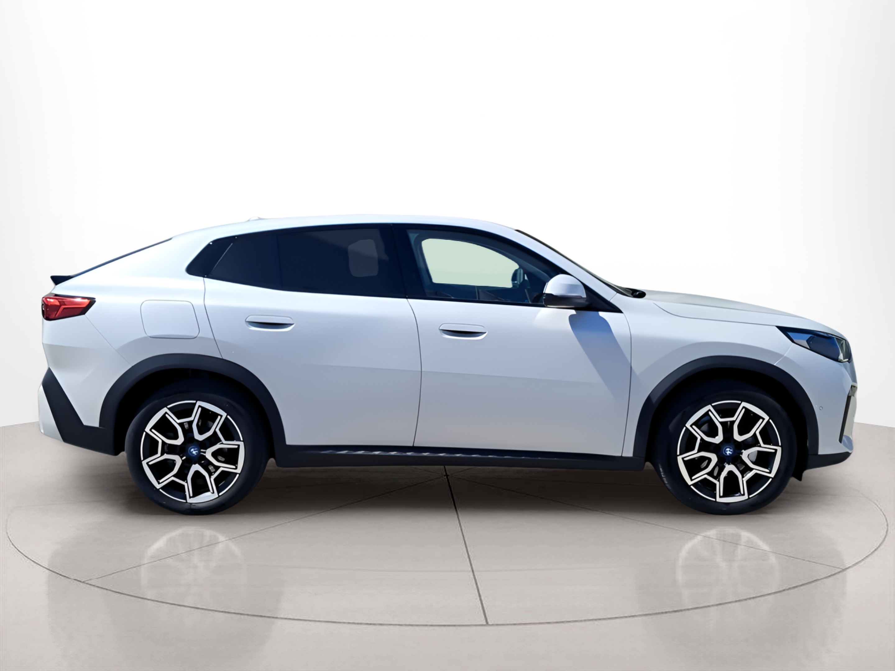 BMW iX2 eDrive20 color Blanco. Año 2025. 150KW(204CV). Elétrico. En concesionario Caetano Baviera Portimão de Portimão