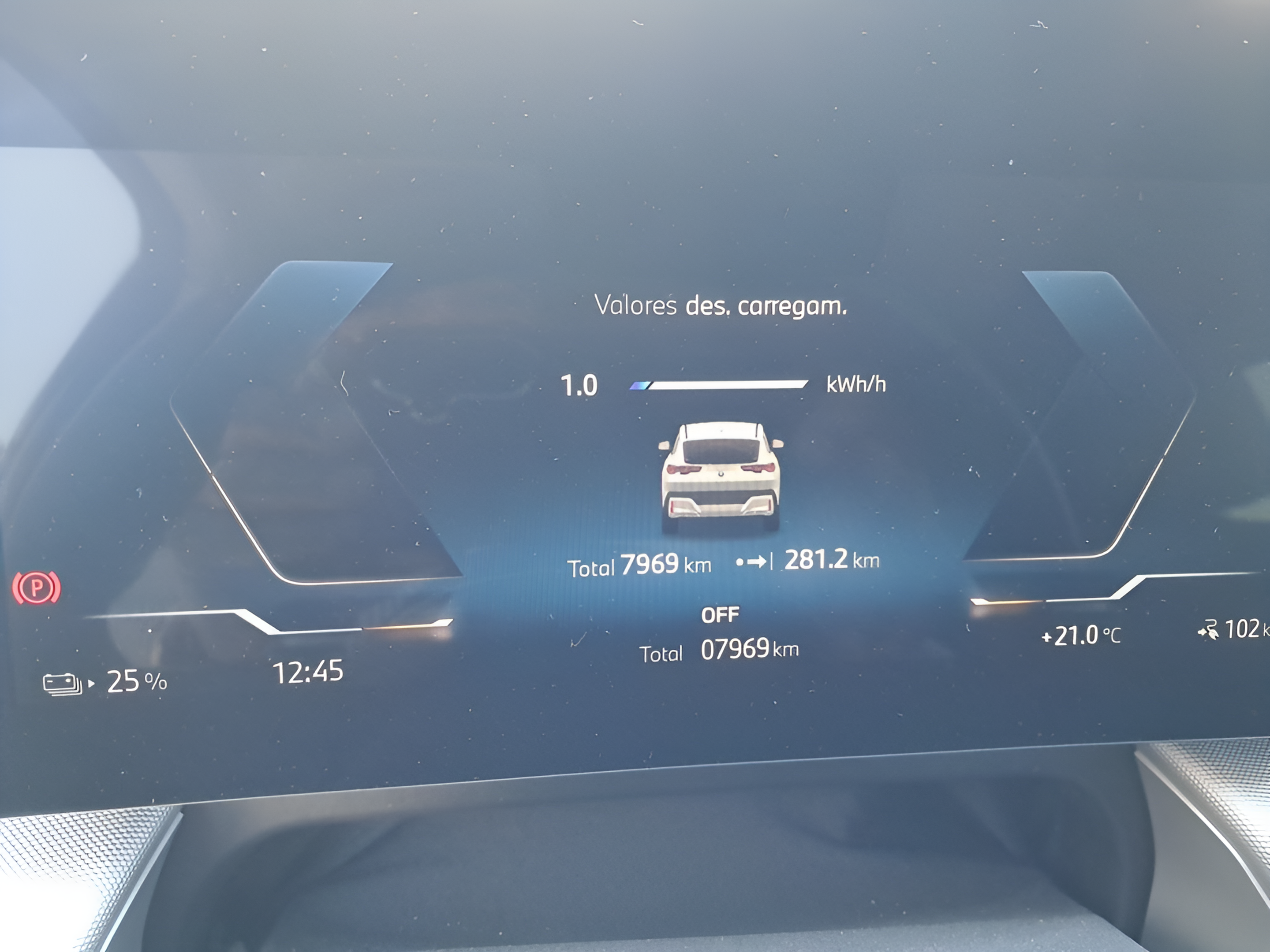 BMW iX2 eDrive20 color Blanco. Año 2025. 150KW(204CV). Elétrico. En concesionario Caetano Baviera Portimão de Portimão