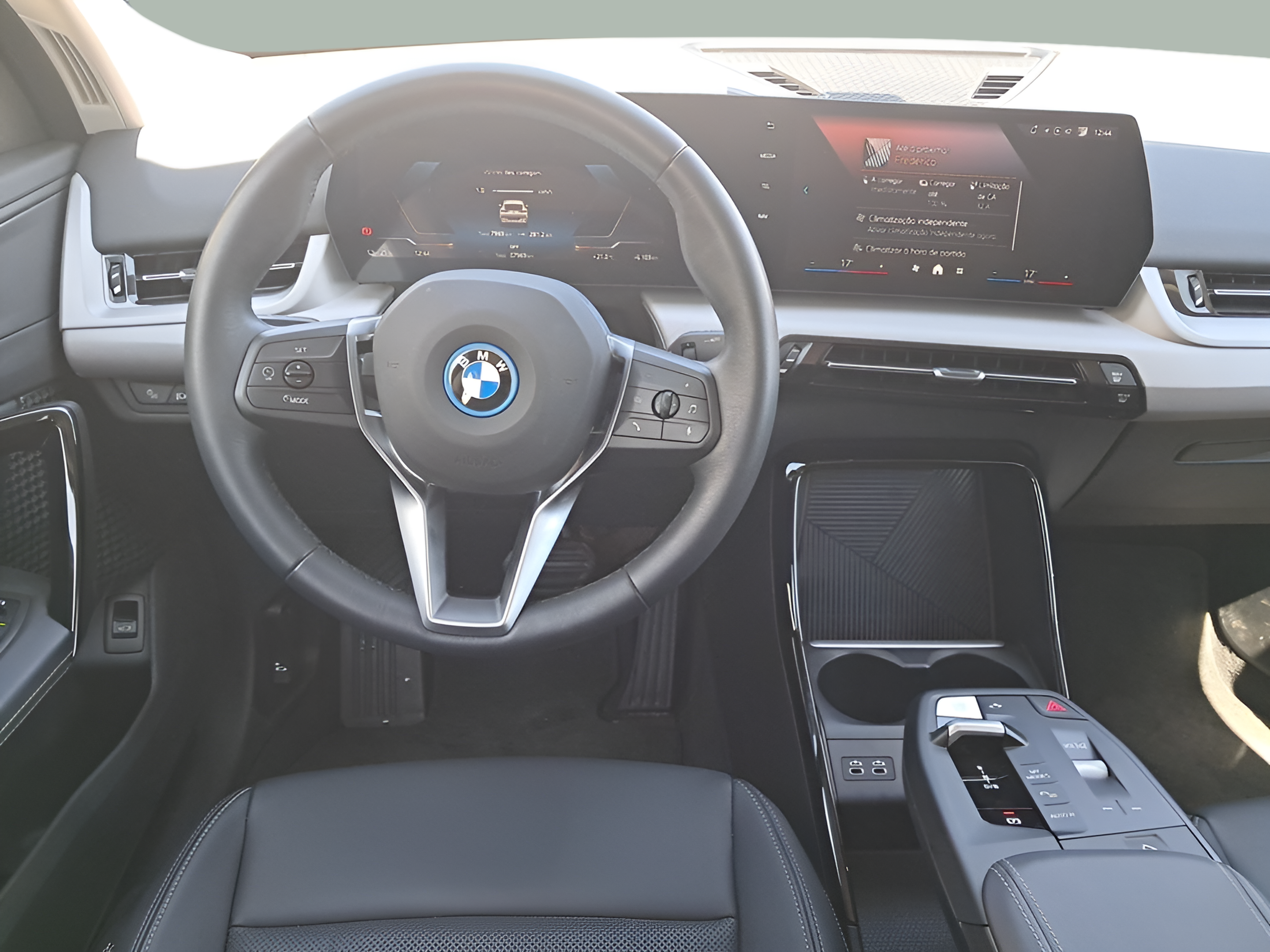 BMW iX2 eDrive20 color Blanco. Año 2025. 150KW(204CV). Elétrico. En concesionario Caetano Baviera Portimão de Portimão