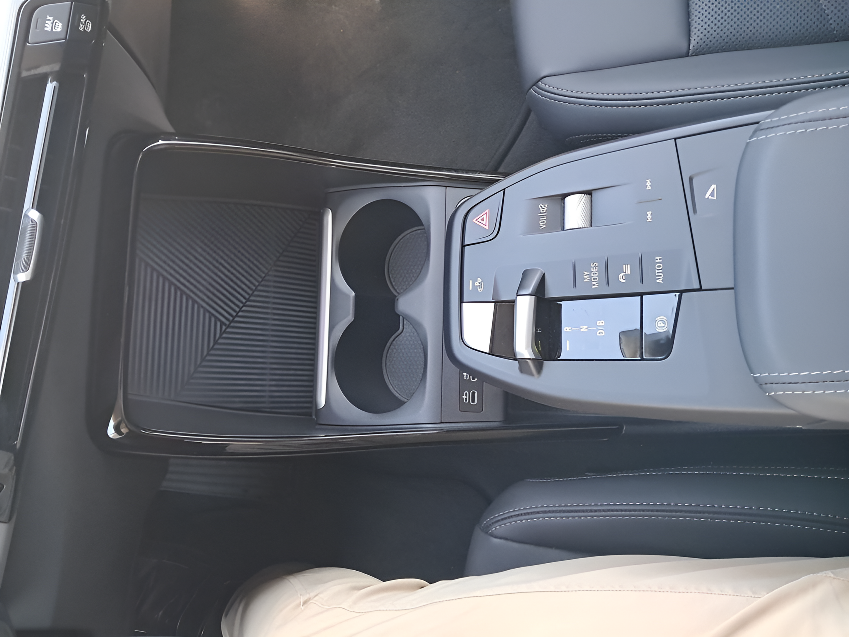 BMW iX2 eDrive20 color Blanco. Año 2025. 150KW(204CV). Elétrico. En concesionario Caetano Baviera Portimão de Portimão