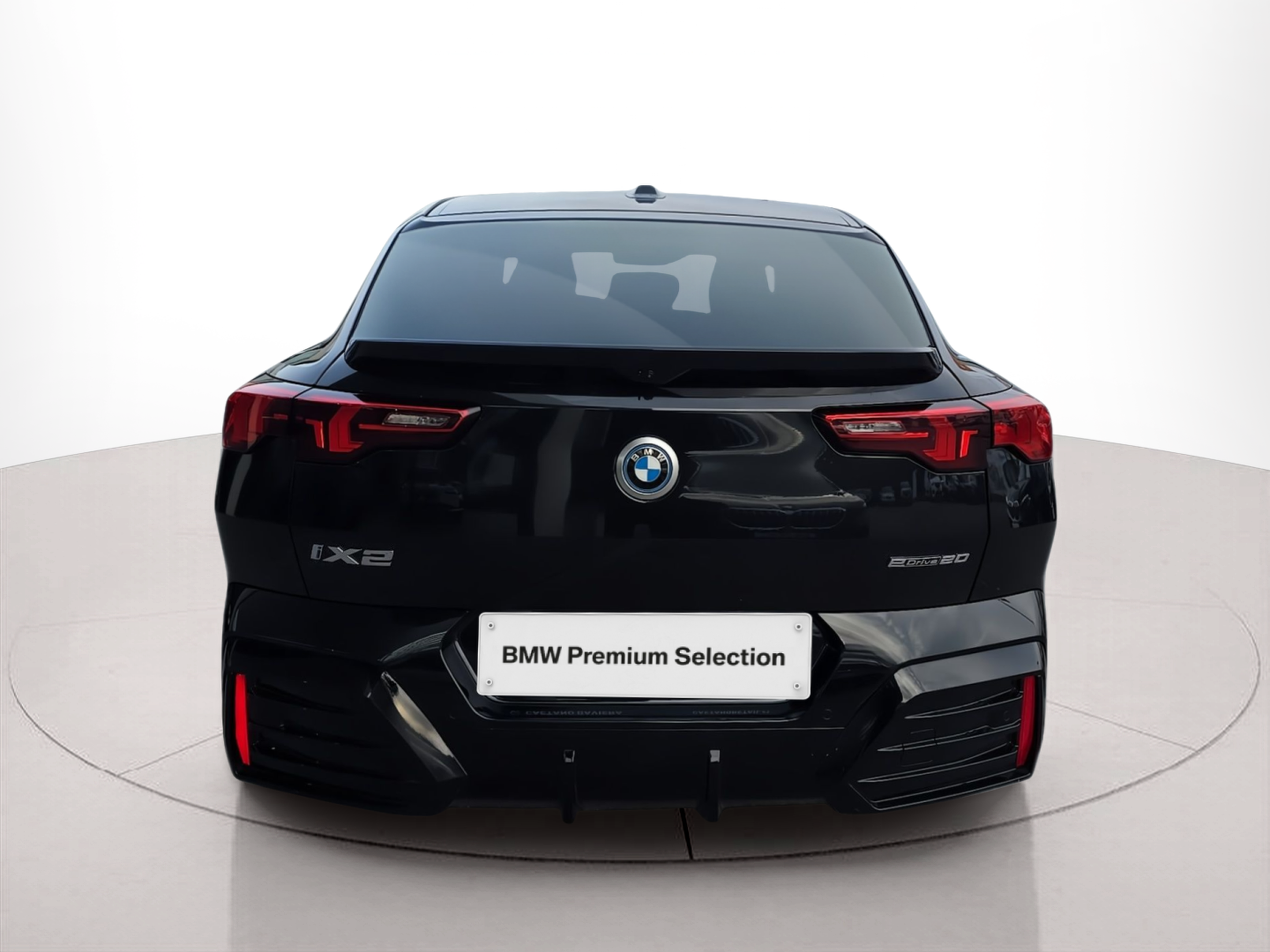 BMW iX2 eDrive20 color Negro. Año 2025. 150KW(204CV). Elétrico. En concesionario Caetano Santa Maria da Feira de Santa Maria da Feira