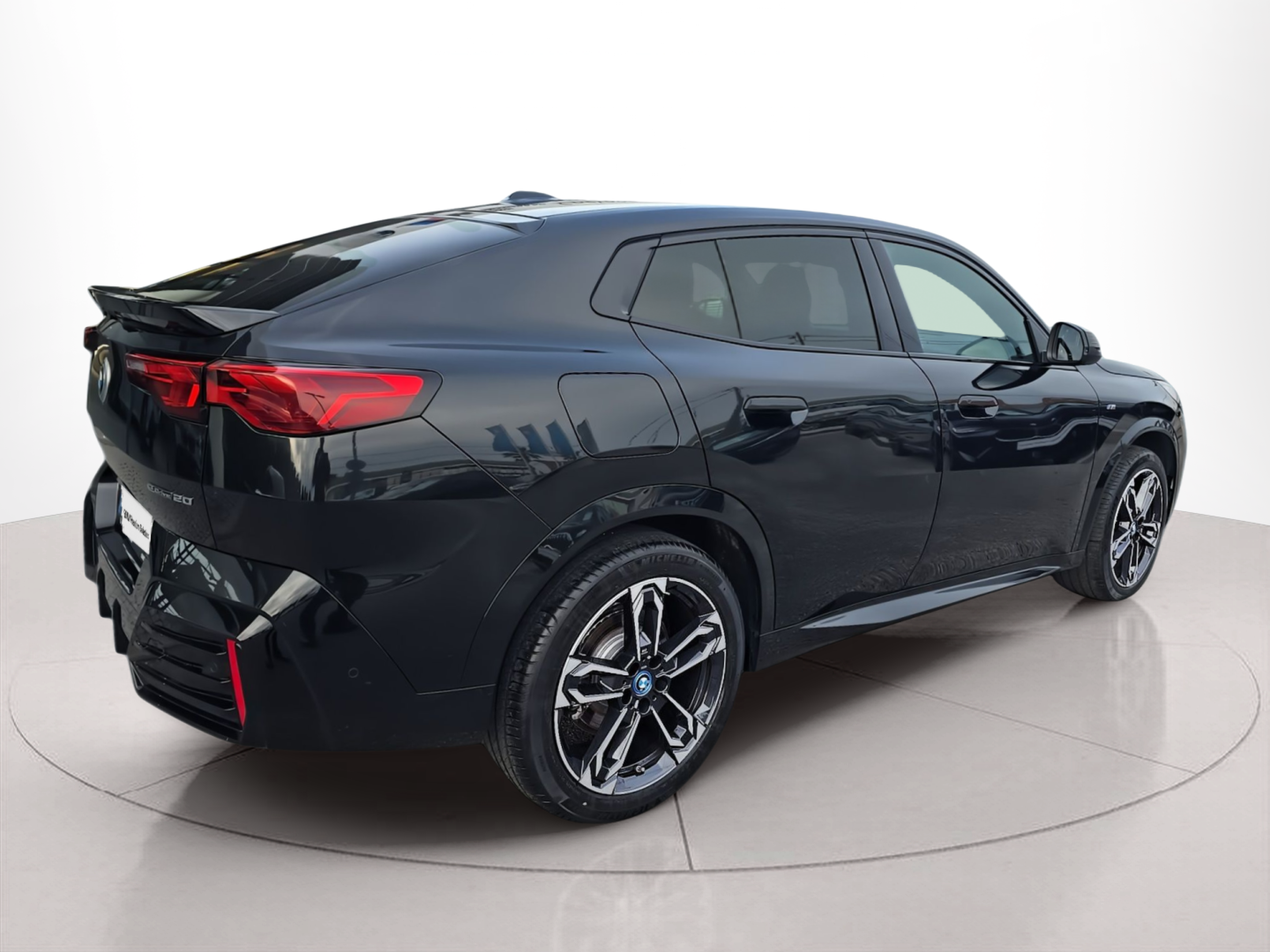 BMW iX2 eDrive20 color Negro. Año 2025. 150KW(204CV). Elétrico. En concesionario Caetano Santa Maria da Feira de Santa Maria da Feira