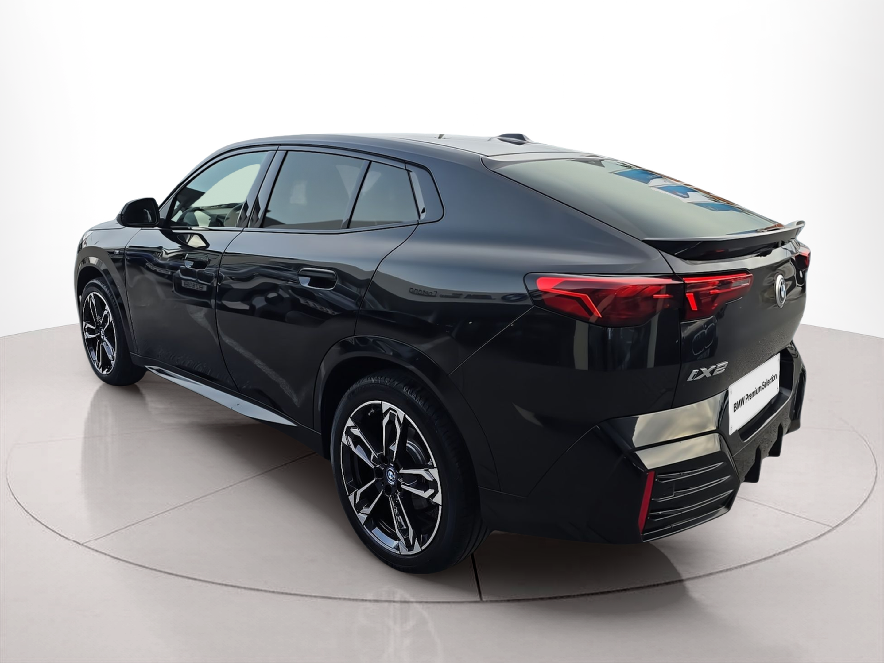 BMW iX2 eDrive20 color Negro. Año 2025. 150KW(204CV). Elétrico. En concesionario Caetano Santa Maria da Feira de Santa Maria da Feira