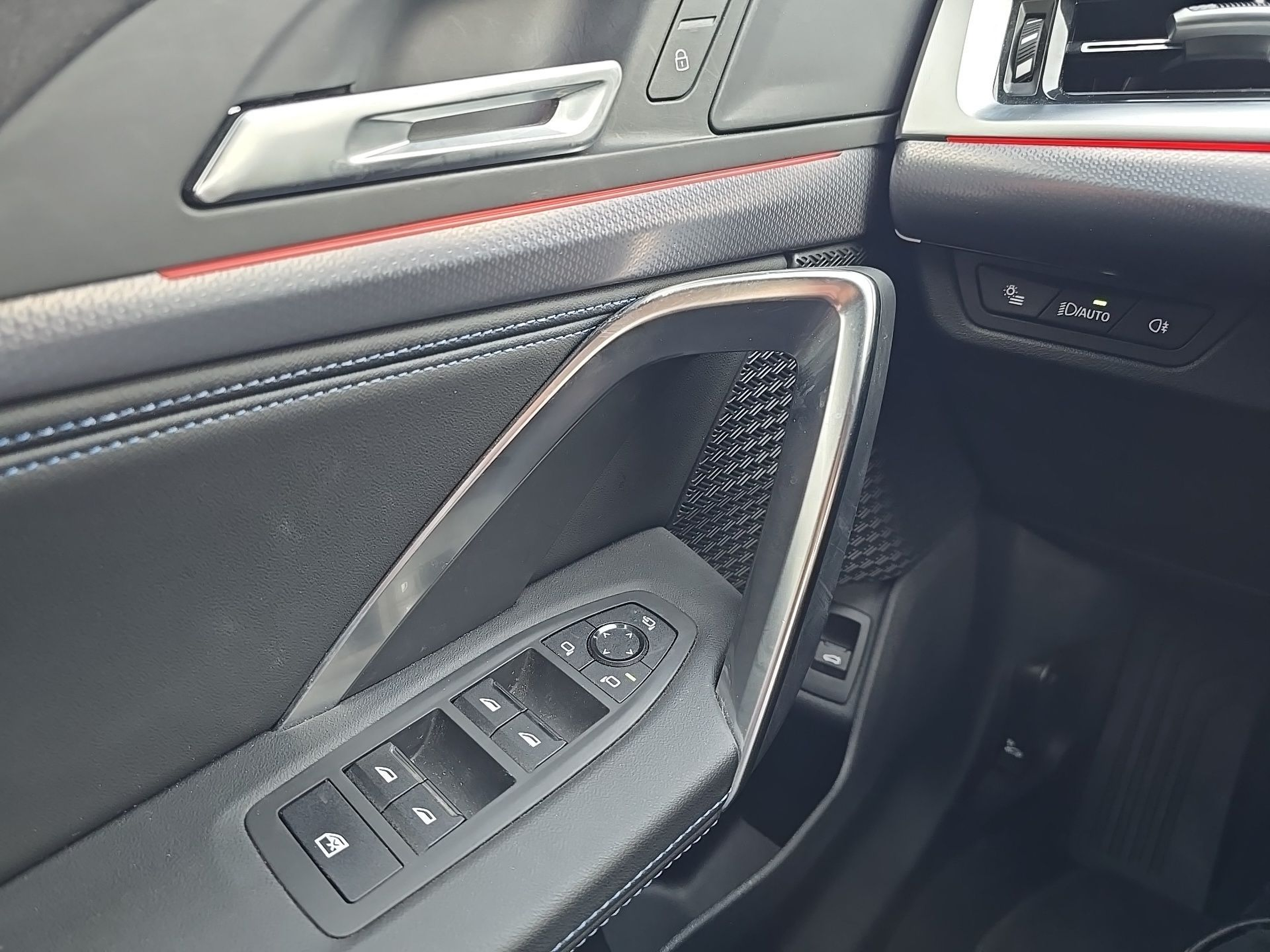 BMW iX2 eDrive20 color Negro. Año 2025. 150KW(204CV). Elétrico. En concesionario Caetano Santa Maria da Feira de Santa Maria da Feira