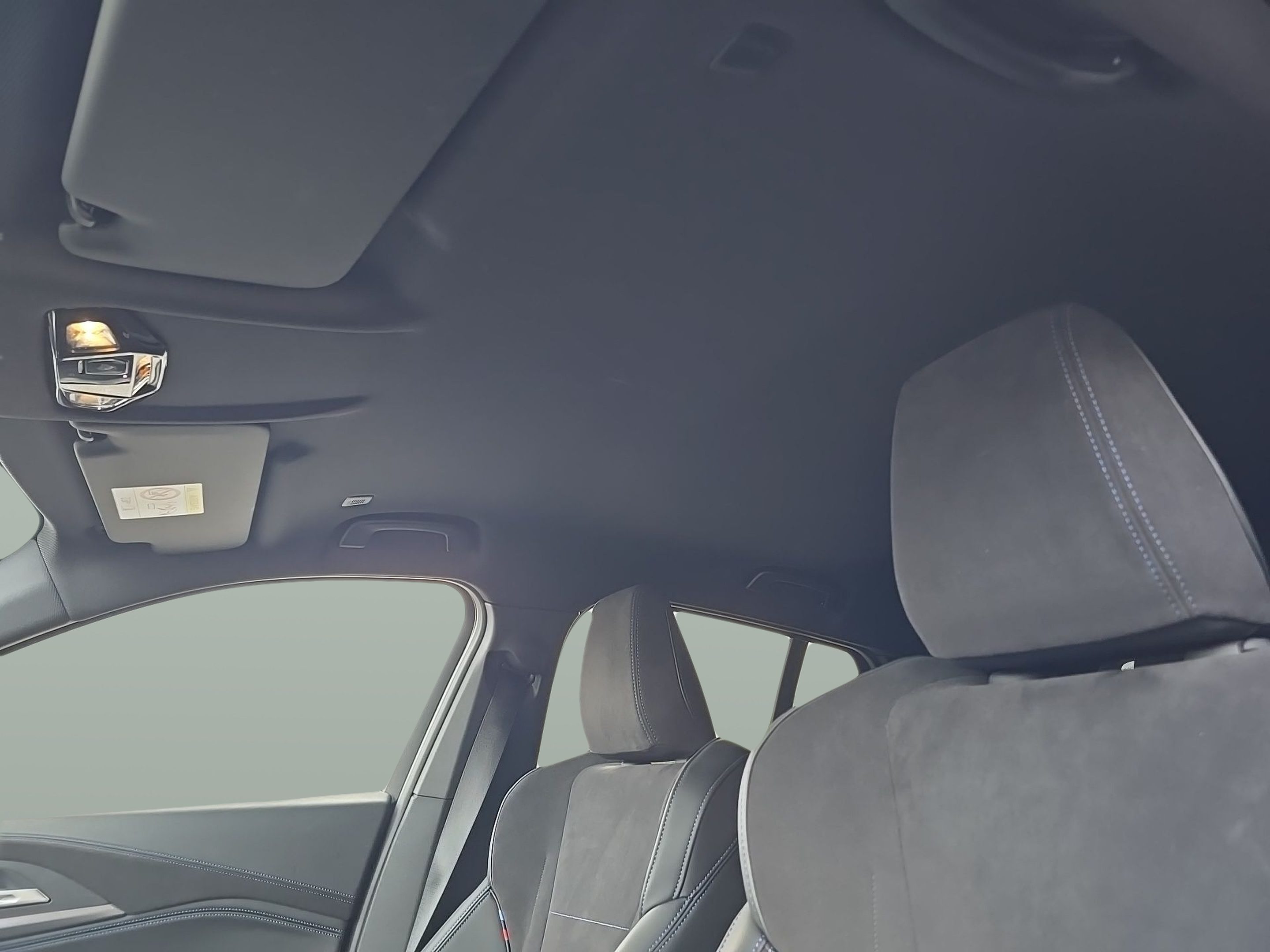 BMW iX2 eDrive20 color Negro. Año 2025. 150KW(204CV). Elétrico. En concesionario Caetano Santa Maria da Feira de Santa Maria da Feira