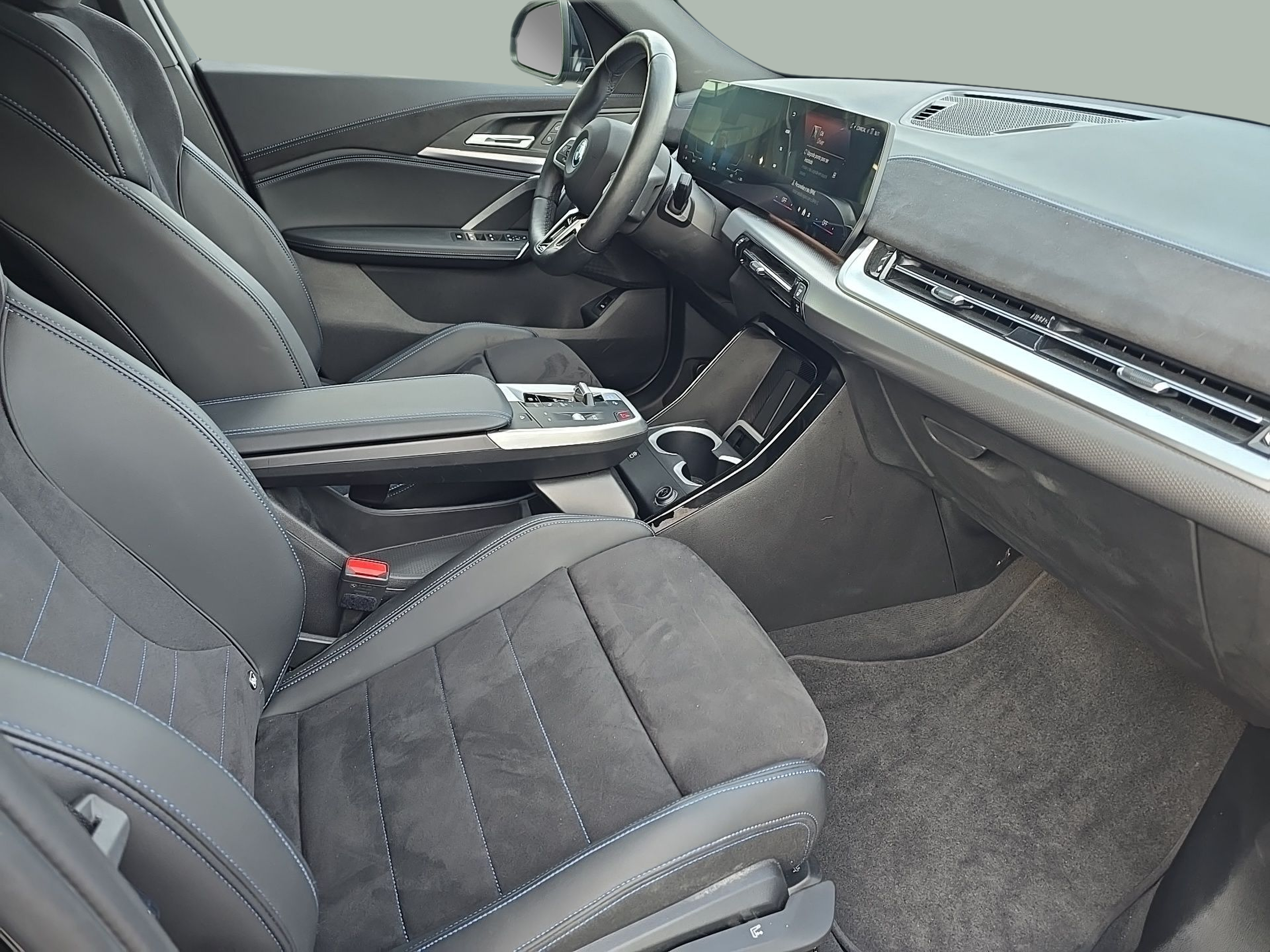 BMW iX2 eDrive20 color Negro. Año 2025. 150KW(204CV). Elétrico. En concesionario Caetano Santa Maria da Feira de Santa Maria da Feira