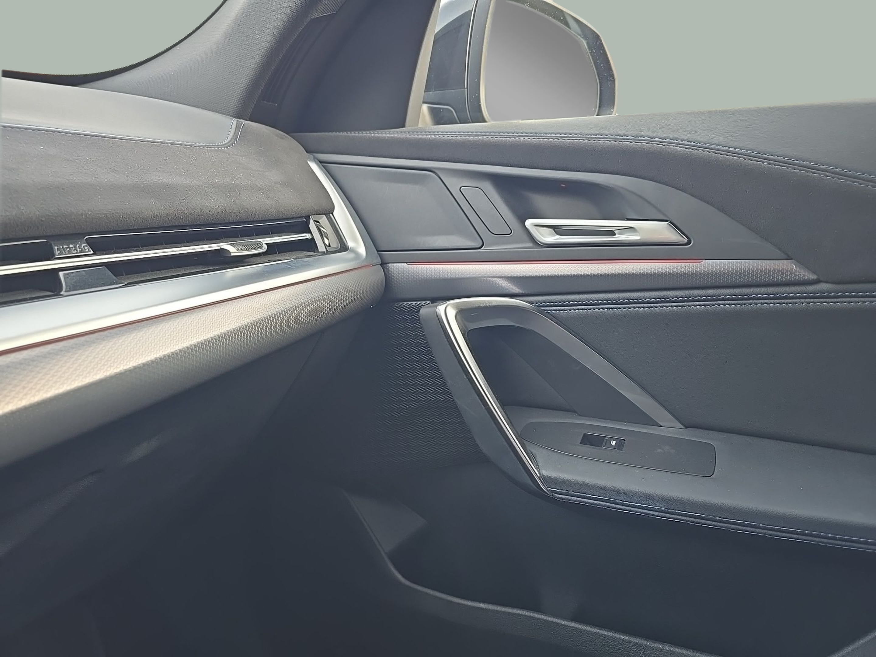 BMW iX2 eDrive20 color Negro. Año 2025. 150KW(204CV). Elétrico. En concesionario Caetano Santa Maria da Feira de Santa Maria da Feira