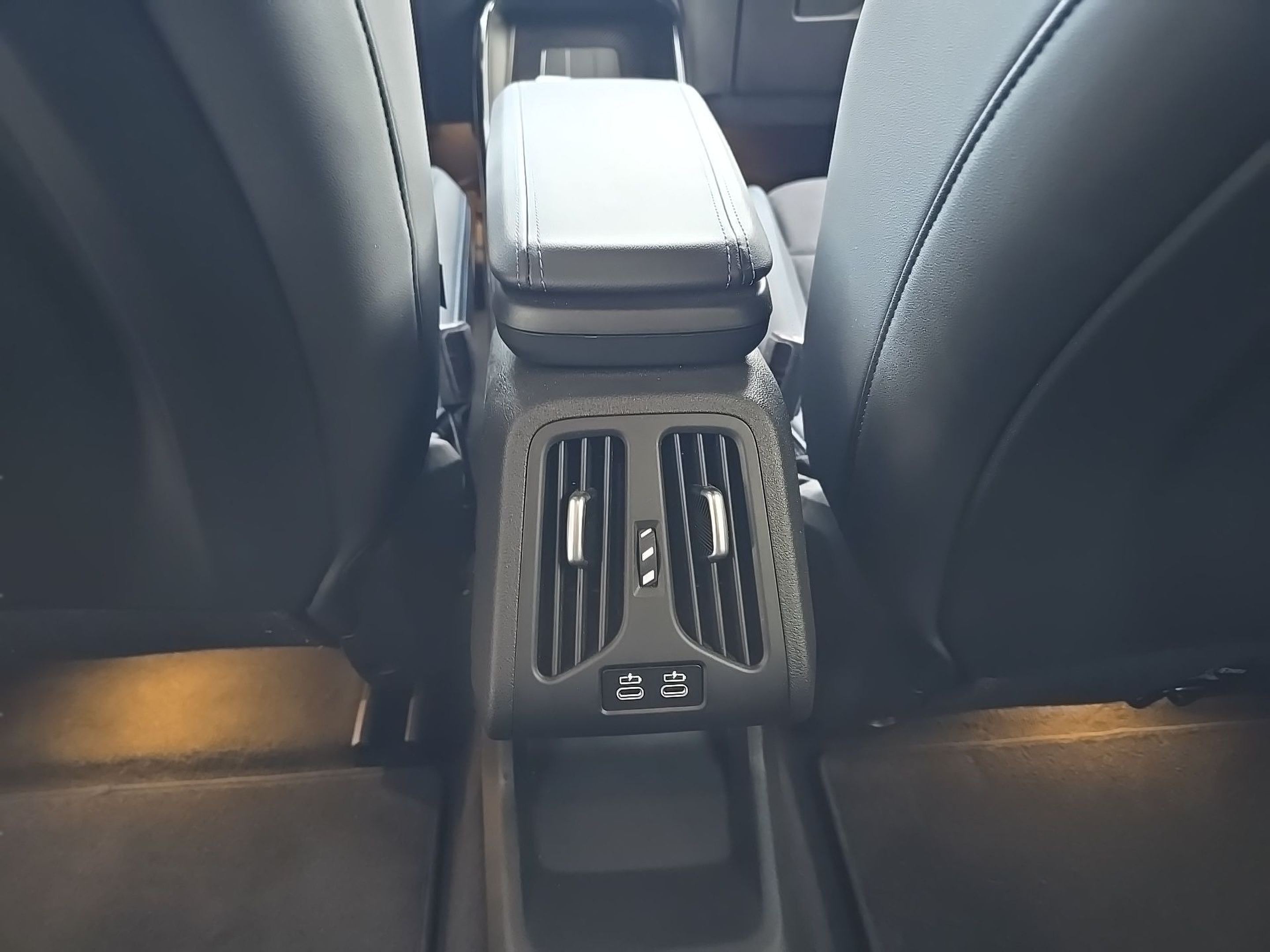 BMW iX2 eDrive20 color Negro. Año 2025. 150KW(204CV). Elétrico. En concesionario Caetano Santa Maria da Feira de Santa Maria da Feira