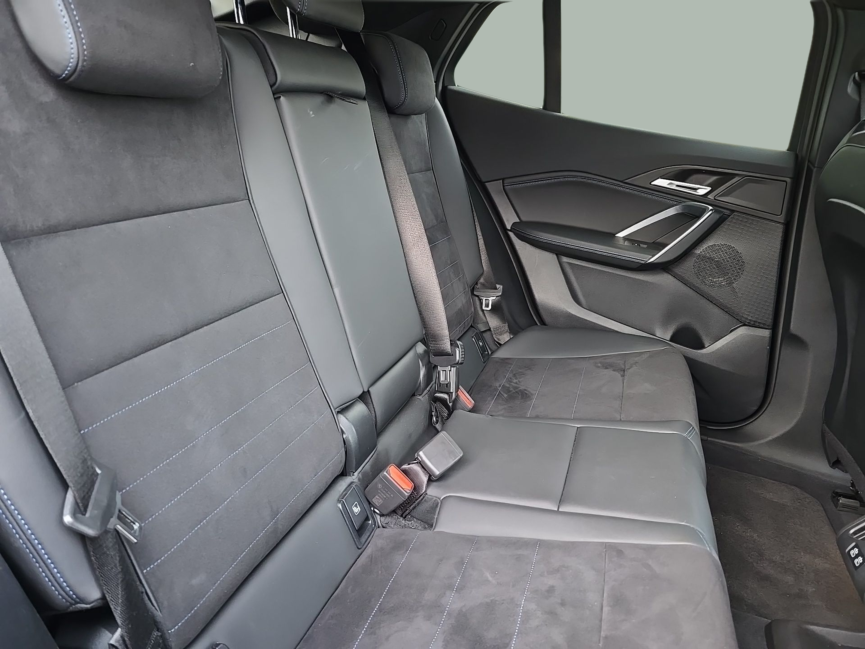 BMW iX2 eDrive20 color Negro. Año 2025. 150KW(204CV). Elétrico. En concesionario Caetano Santa Maria da Feira de Santa Maria da Feira