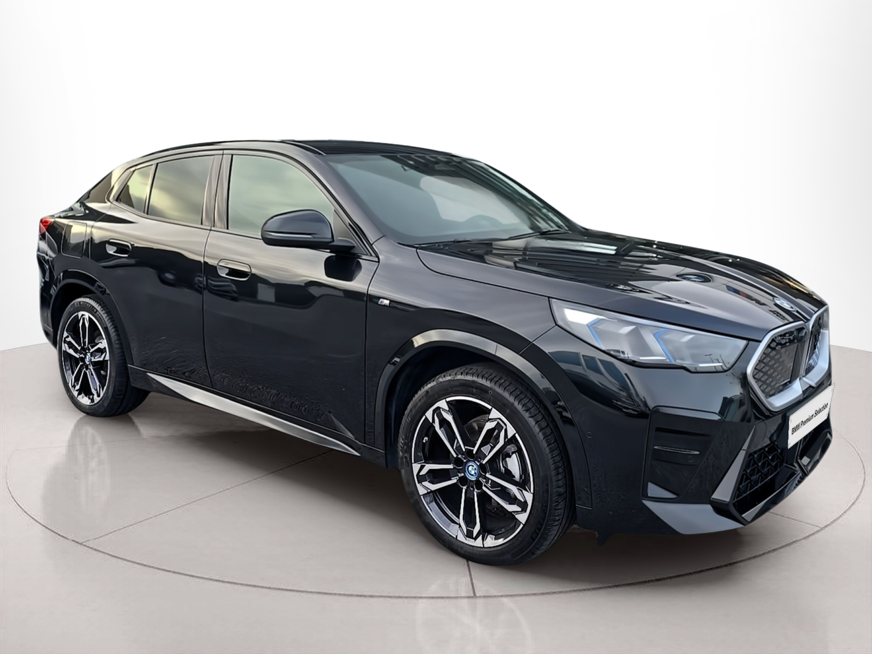 BMW iX2 eDrive20 color Negro. Año 2025. 150KW(204CV). Elétrico. En concesionario Caetano Santa Maria da Feira de Santa Maria da Feira