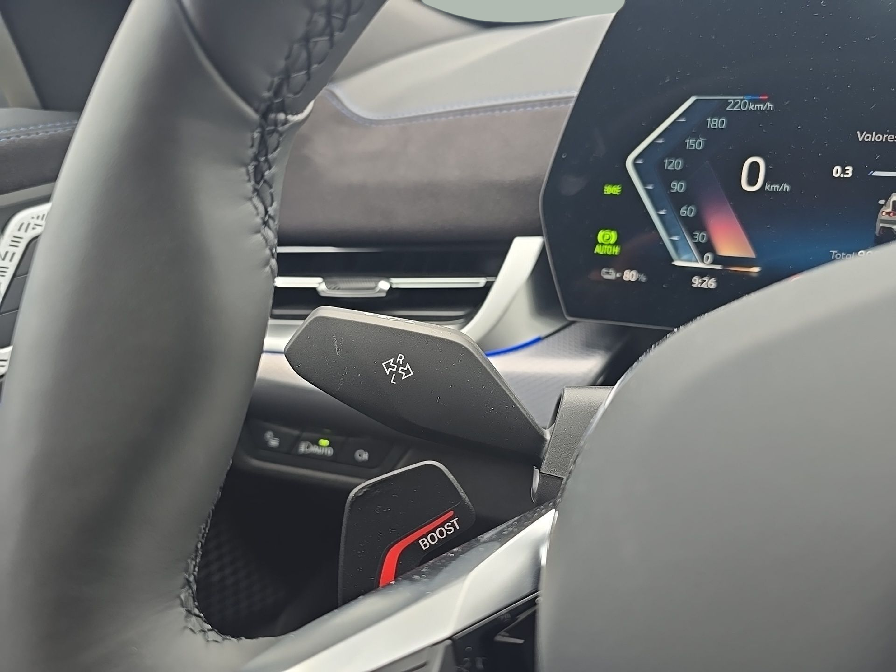 BMW iX2 eDrive20 color Gris. Año 2025. 150KW(204CV). Elétrico. En concesionario Caetano Baviera Aveiro de Aveiro