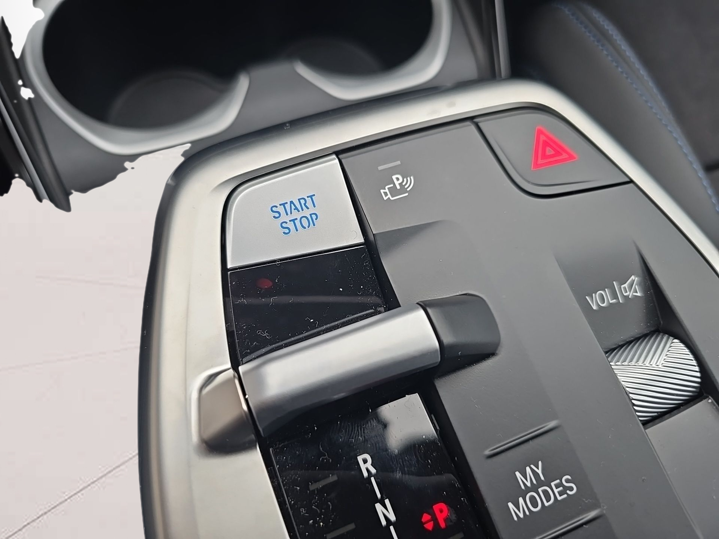 BMW iX2 eDrive20 color Gris. Año 2025. 150KW(204CV). Elétrico. En concesionario Caetano Baviera Aveiro de Aveiro