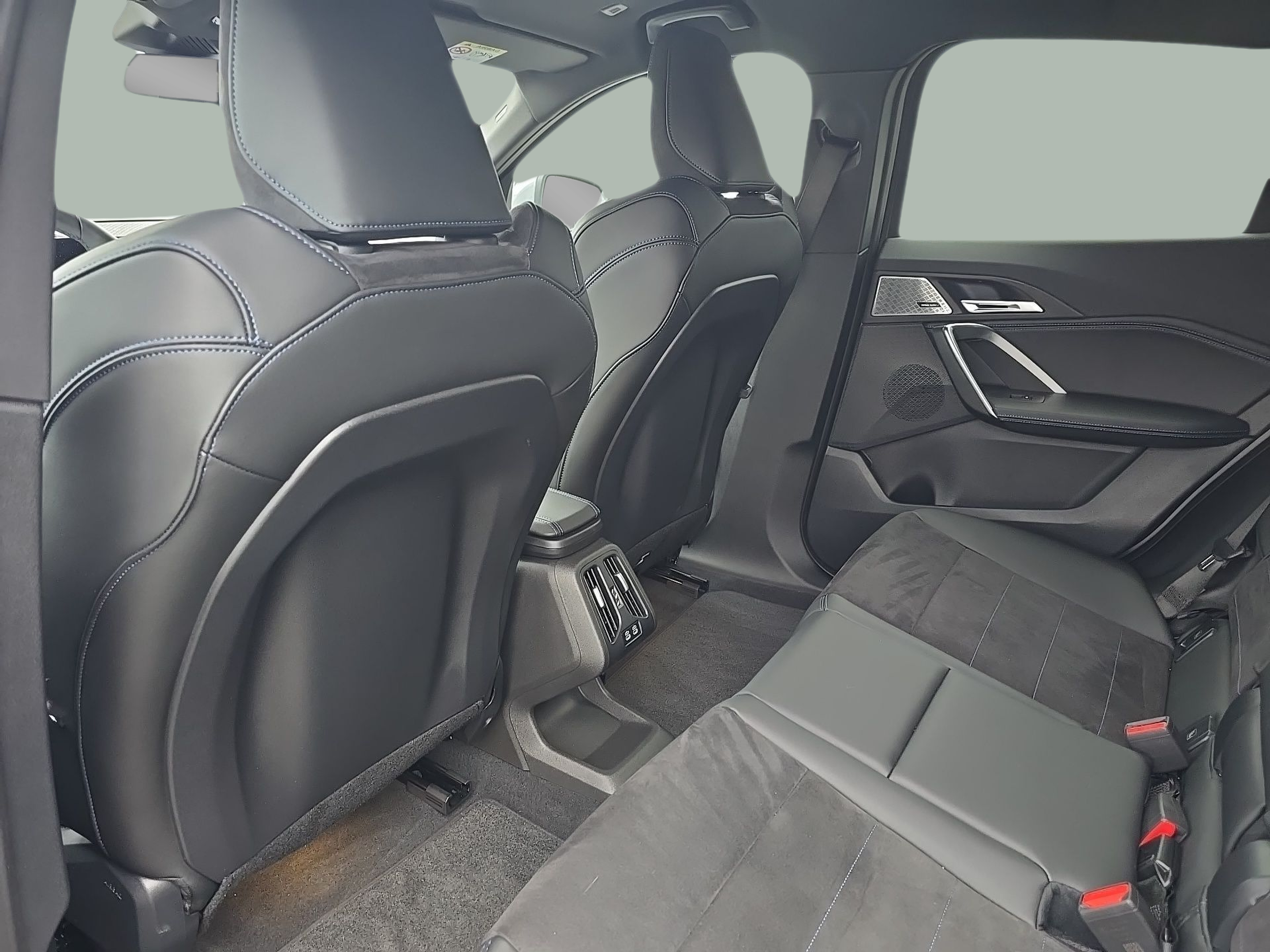 BMW iX2 eDrive20 color Gris. Año 2025. 150KW(204CV). Elétrico. En concesionario Caetano Baviera Aveiro de Aveiro