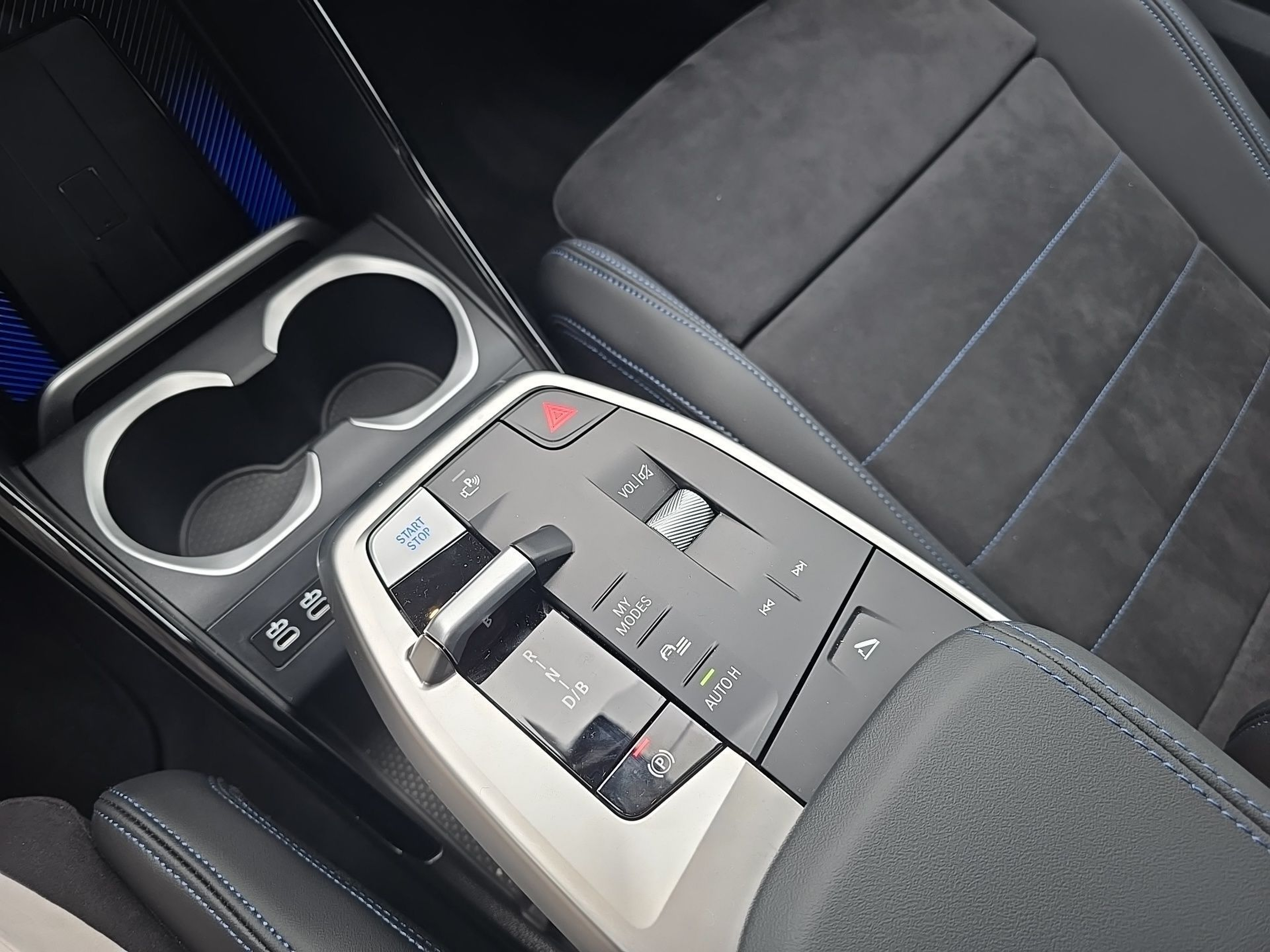 BMW iX2 eDrive20 color Gris. Año 2025. 150KW(204CV). Elétrico. En concesionario Caetano Baviera Aveiro de Aveiro