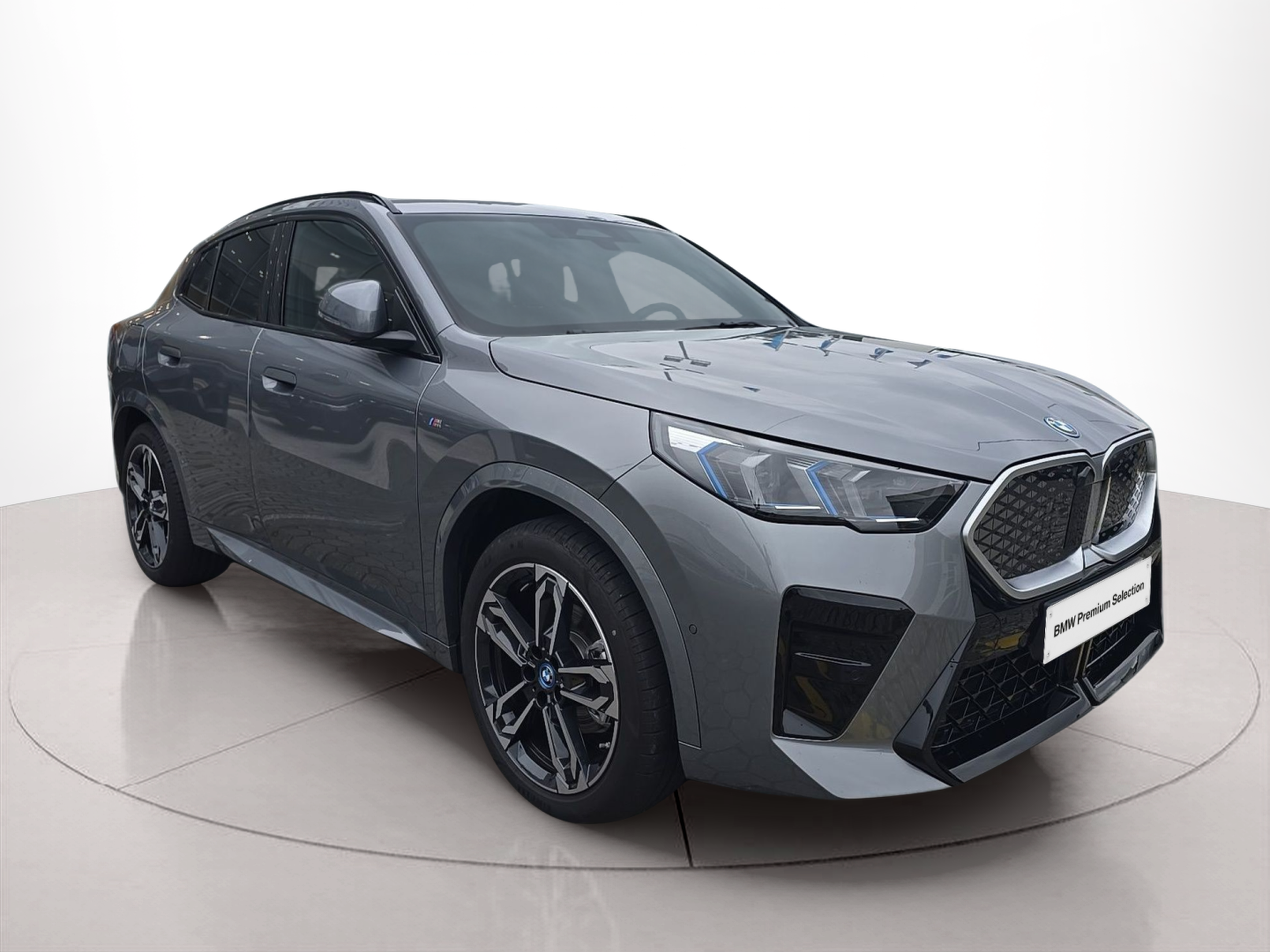 BMW iX2 eDrive20 color Gris. Año 2025. 150KW(204CV). Elétrico. En concesionario Caetano Baviera Aveiro de Aveiro