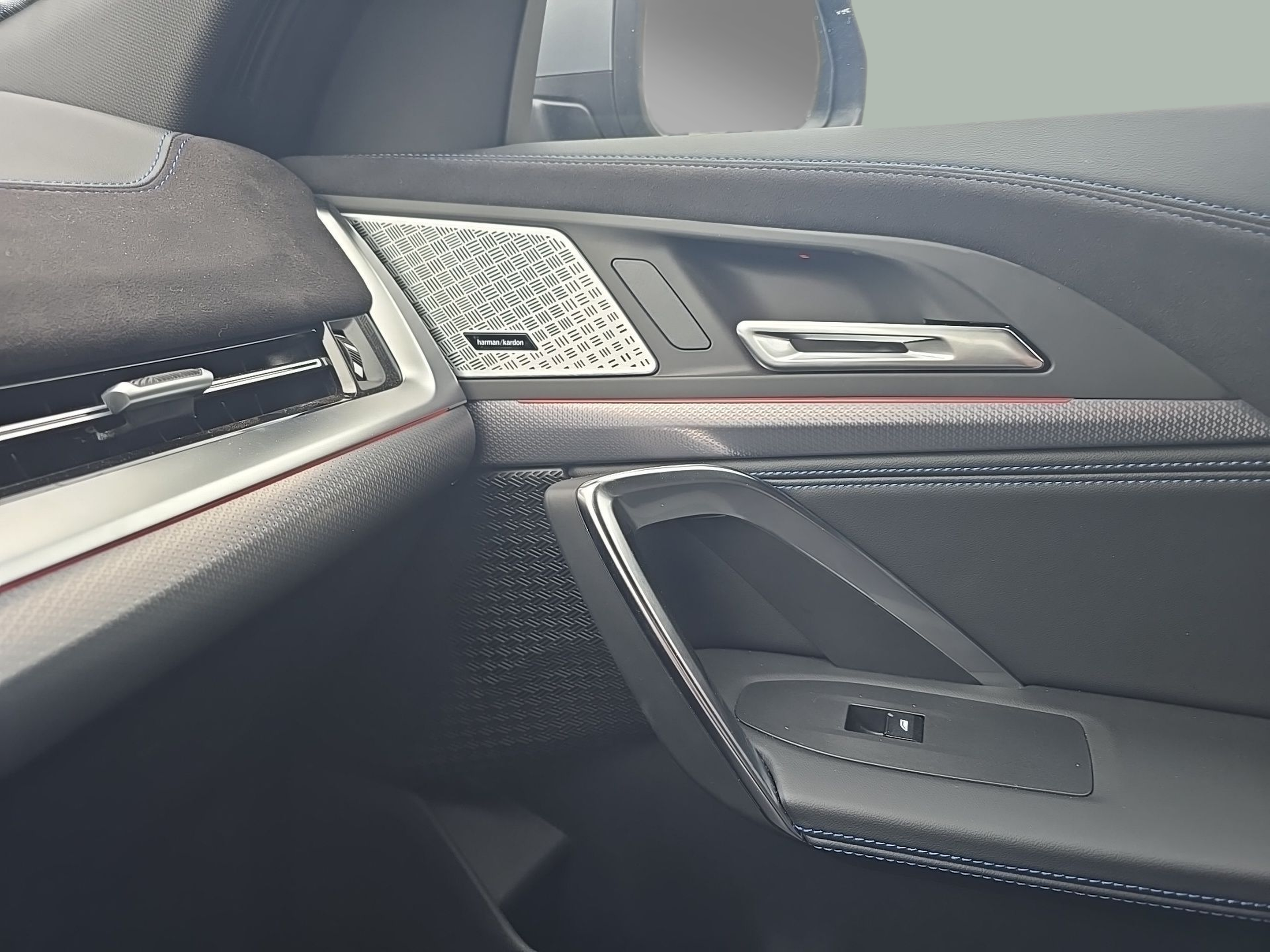 BMW iX2 eDrive20 color Gris. Año 2025. 150KW(204CV). Elétrico. En concesionario Caetano Baviera Aveiro de Aveiro