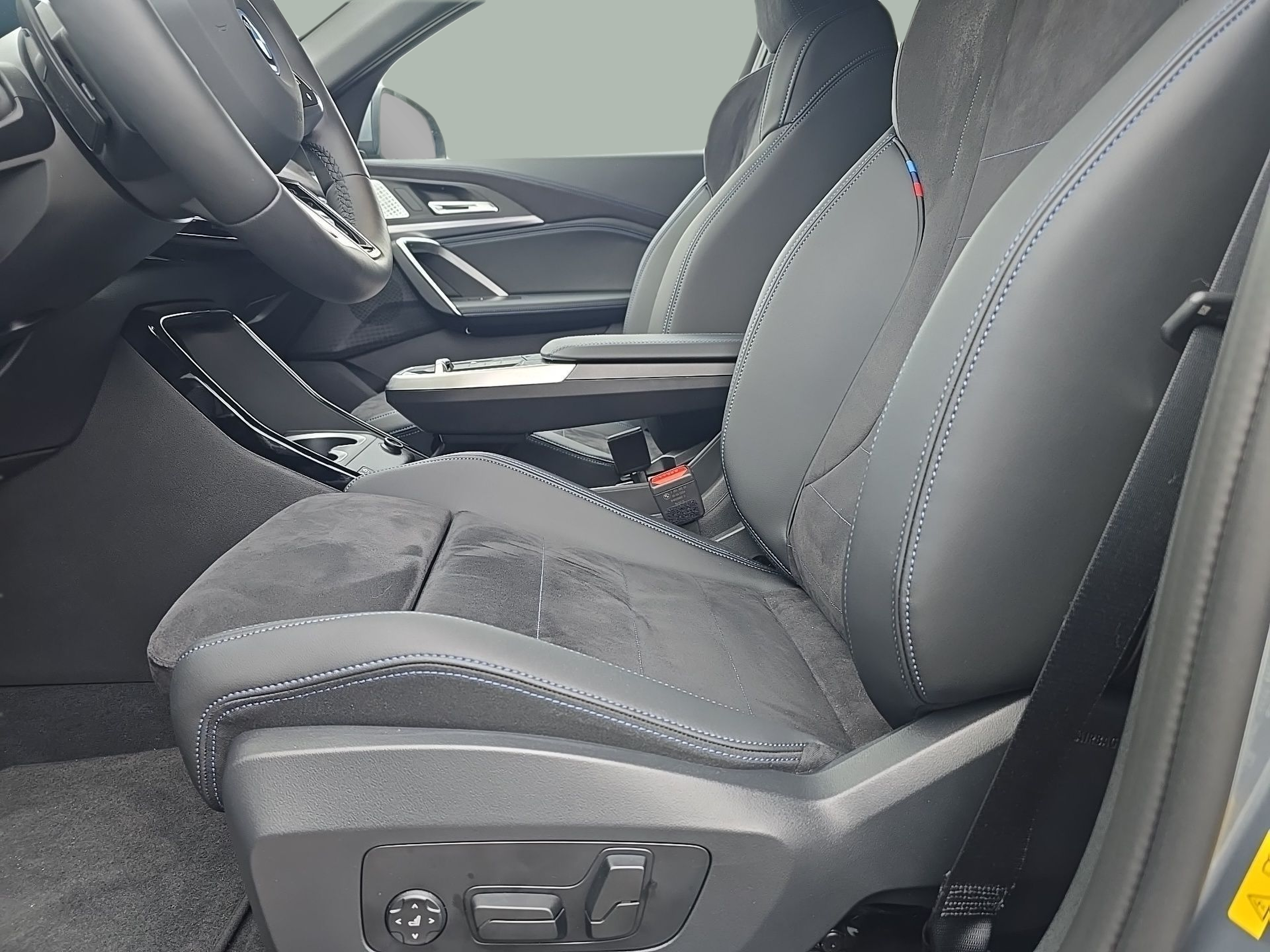 BMW iX2 eDrive20 color Gris. Año 2025. 150KW(204CV). Elétrico. En concesionario Caetano Santa Maria da Feira de Santa Maria da Feira