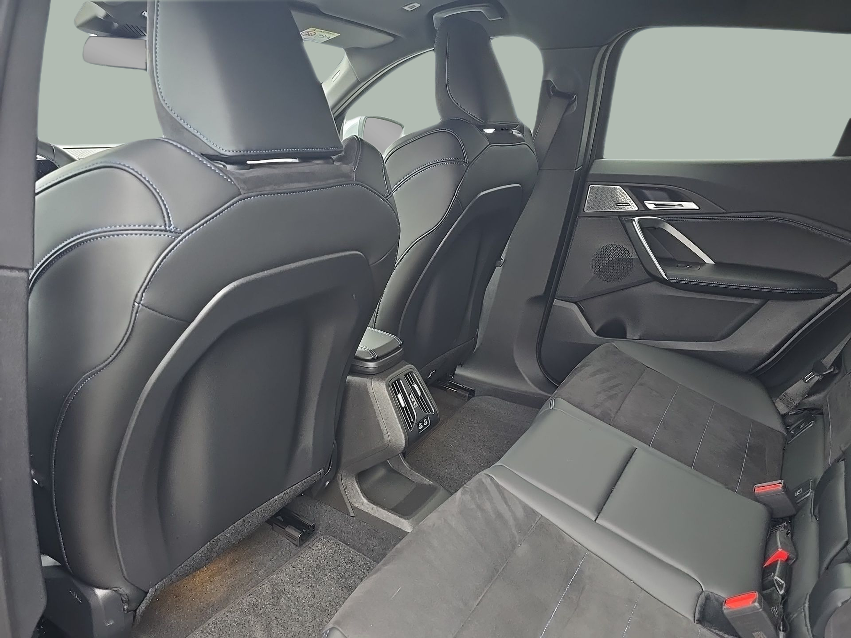 BMW iX2 eDrive20 color Gris. Año 2025. 150KW(204CV). Elétrico. En concesionario Caetano Santa Maria da Feira de Santa Maria da Feira