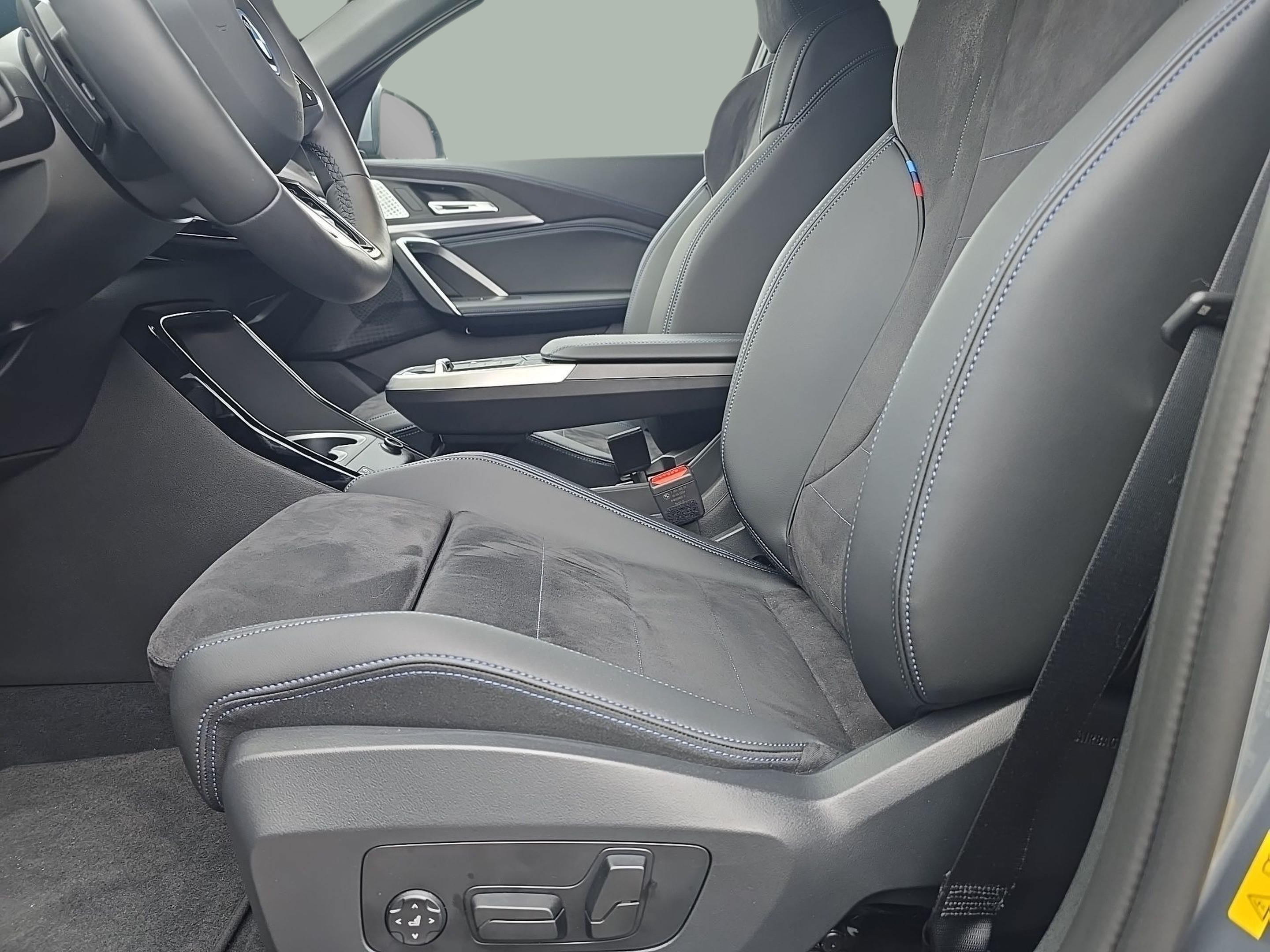 BMW iX2 eDrive20 color Gris. Año 2025. 150KW(204CV). Elétrico. En concesionario Caetano Baviera Aveiro de Aveiro