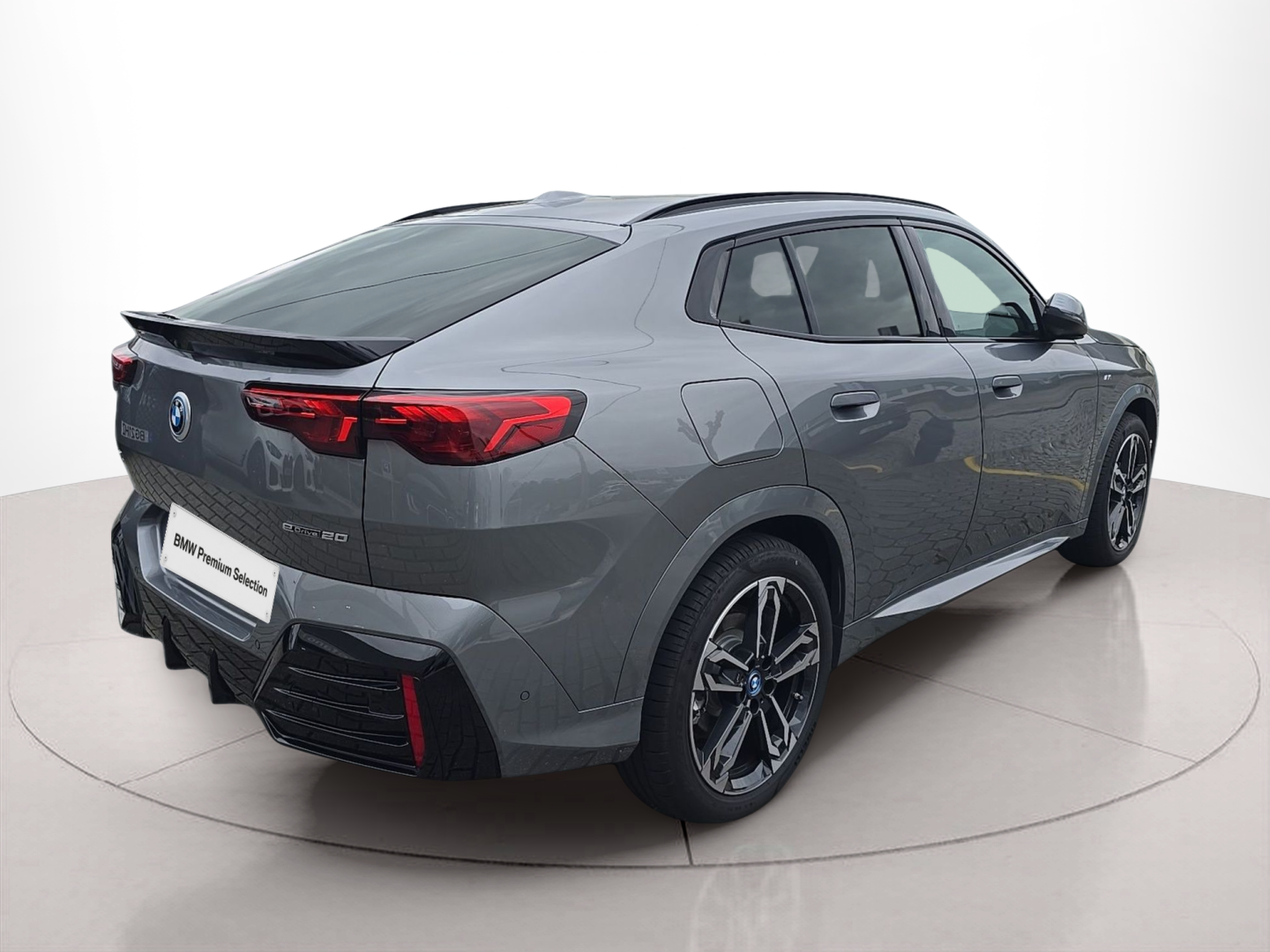 BMW iX2 eDrive20 color Gris. Año 2025. 150KW(204CV). Elétrico. En concesionario Caetano Santa Maria da Feira de Santa Maria da Feira