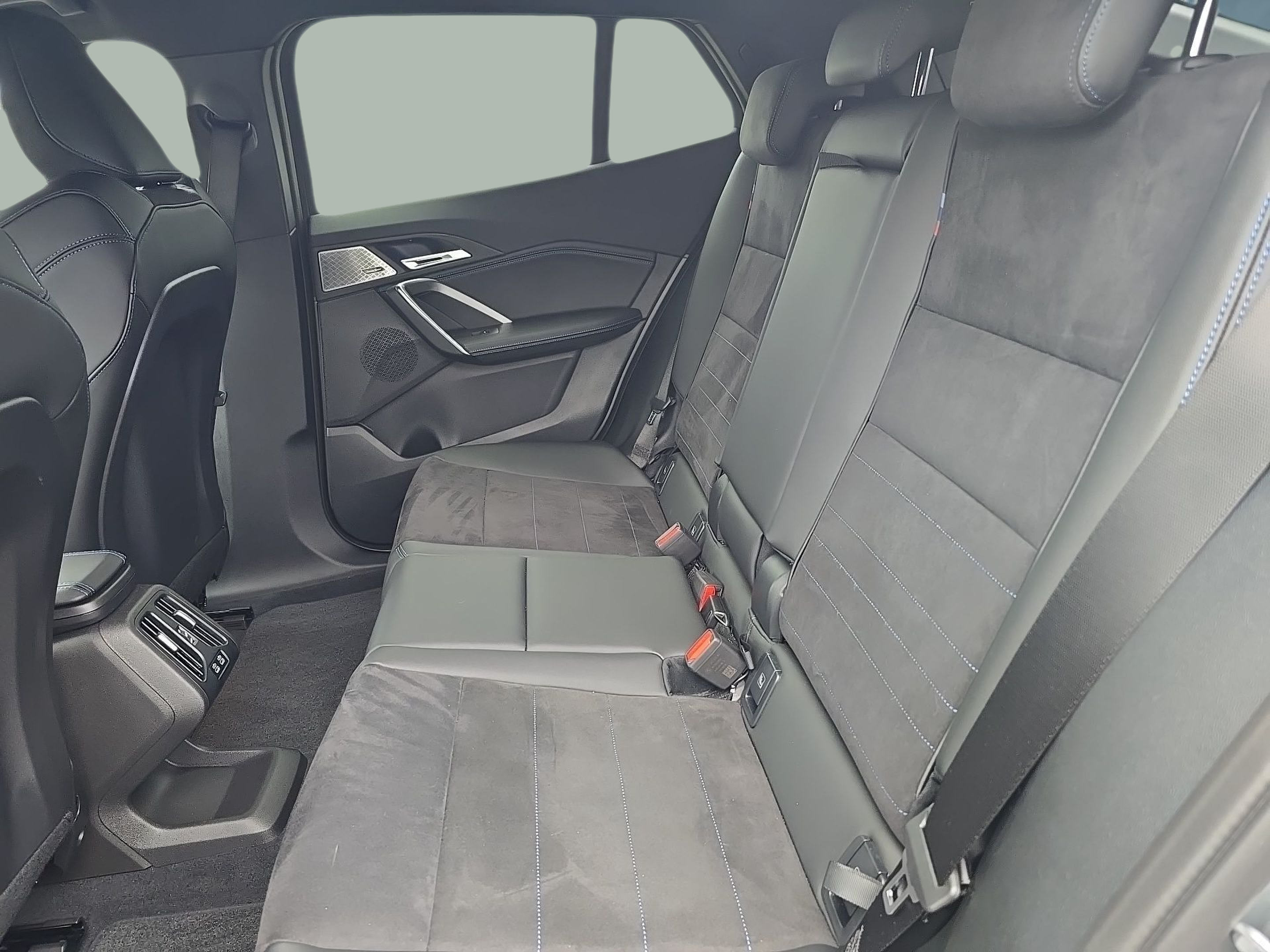 BMW iX2 eDrive20 color Gris. Año 2025. 150KW(204CV). Elétrico. En concesionario Caetano Baviera Aveiro de Aveiro