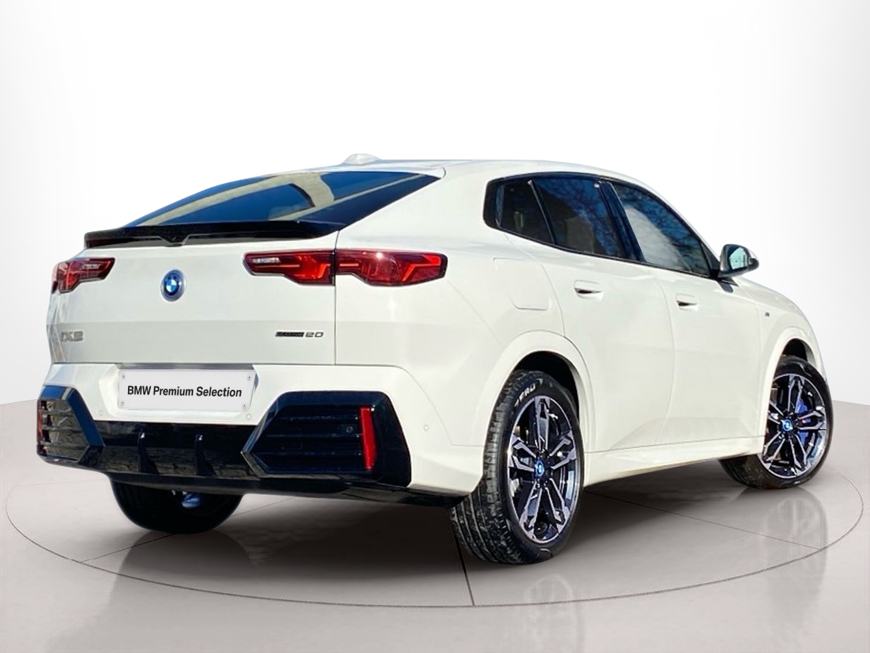 BMW iX2 eDrive20 color Blanco. Año 2024. 150KW(204CV). Elétrico. En concesionario Caetano Lisboa de Lisboa