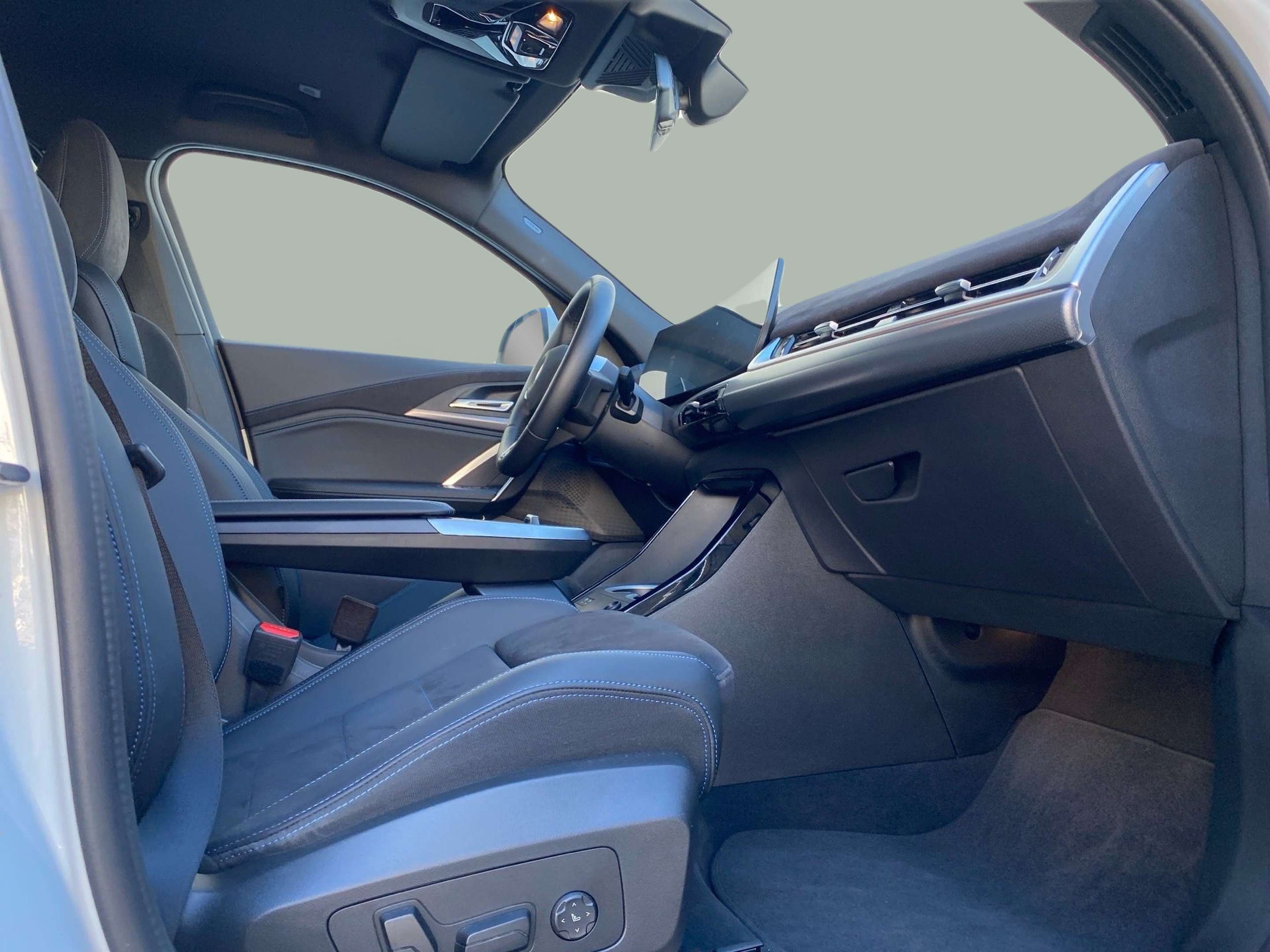 BMW iX2 eDrive20 color Blanco. Año 2024. 150KW(204CV). Elétrico. En concesionario Caetano Lisboa de Lisboa