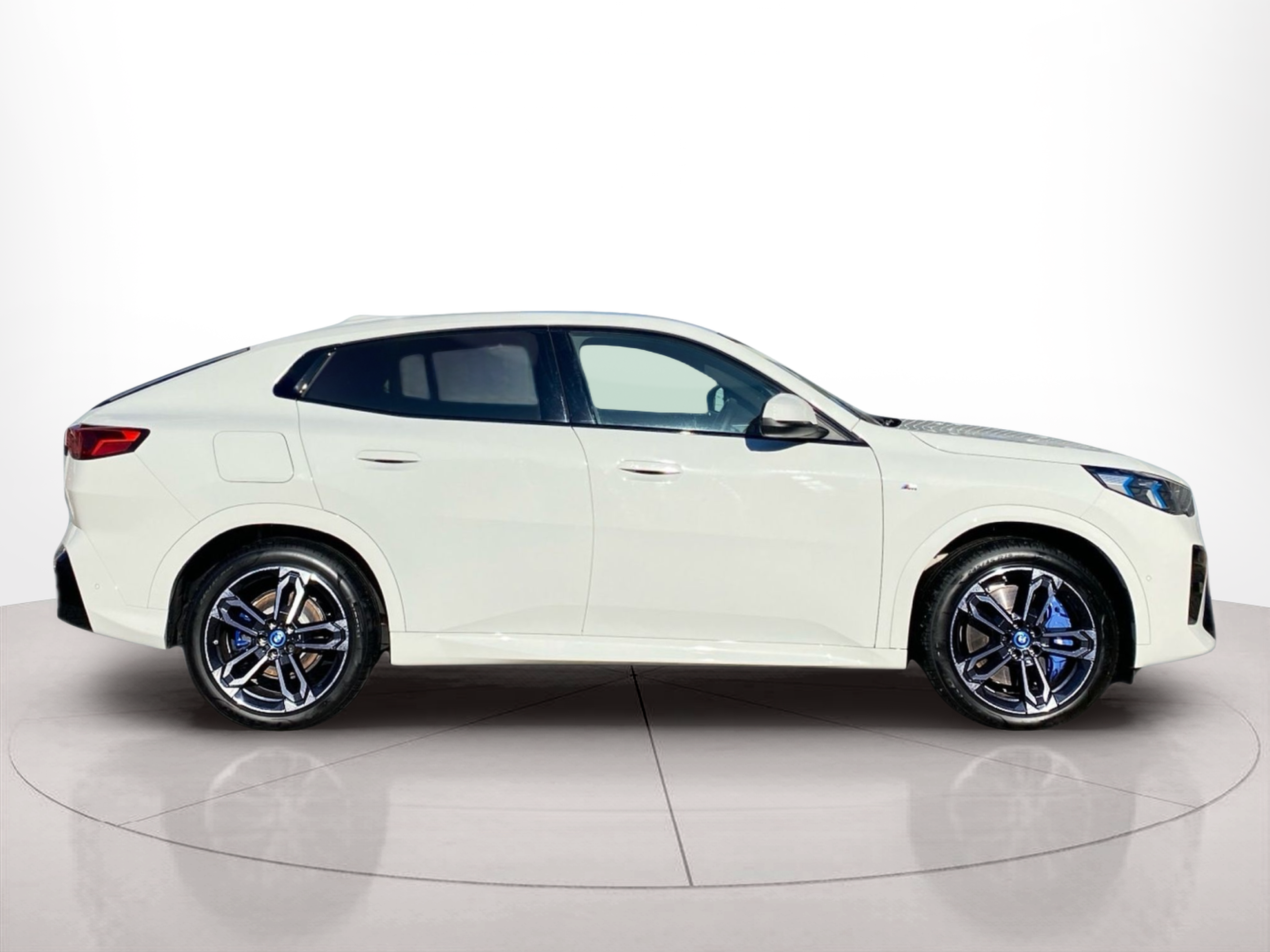 Fotos de BMW iX2 eDrive20 color Blanco. Año 2024. 150KW(204CV). Elétrico. En concesionario Caetano Lisboa de Lisboa