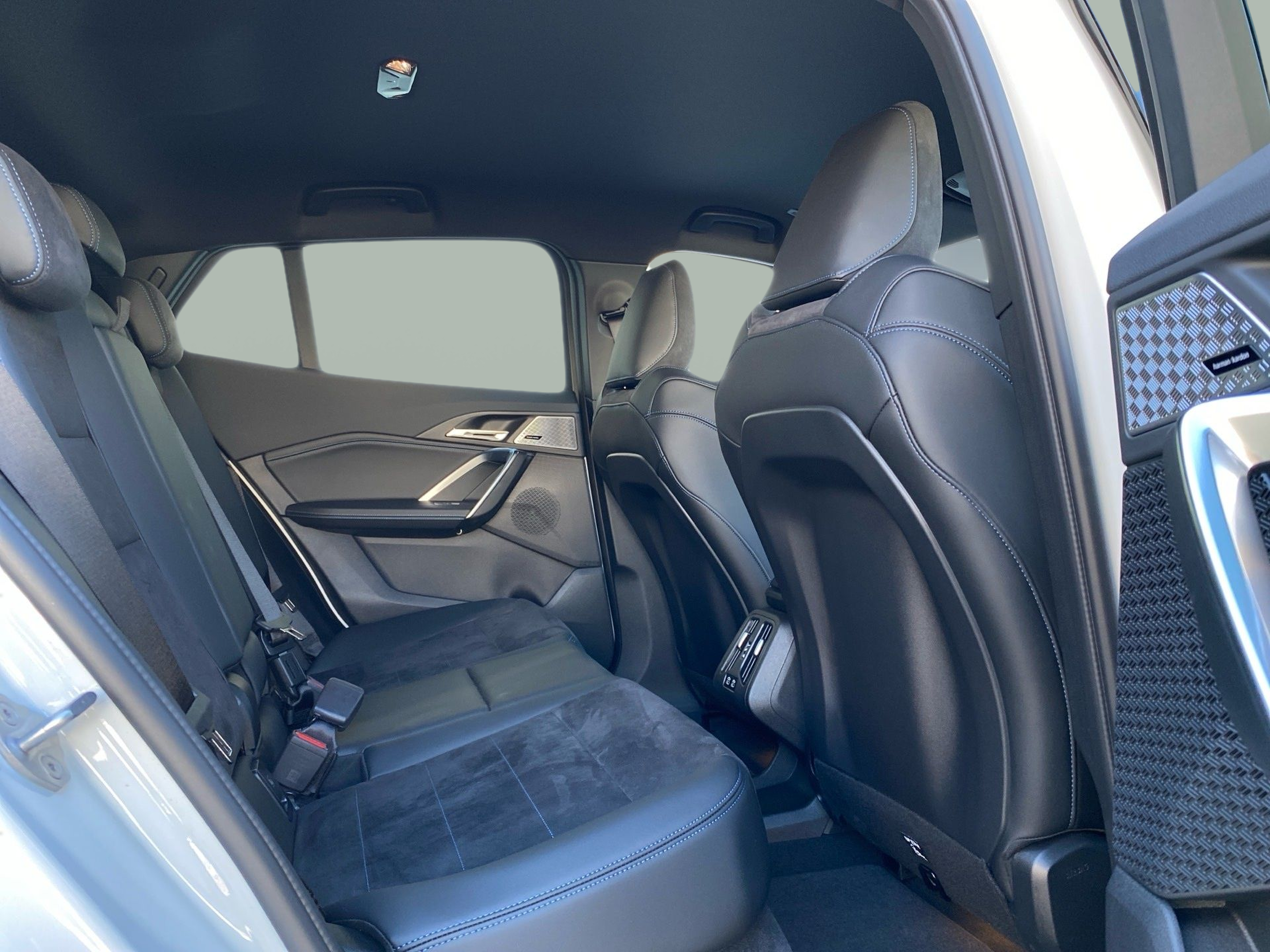 BMW iX2 eDrive20 color Blanco. Año 2024. 150KW(204CV). Elétrico. En concesionario Caetano Lisboa de Lisboa