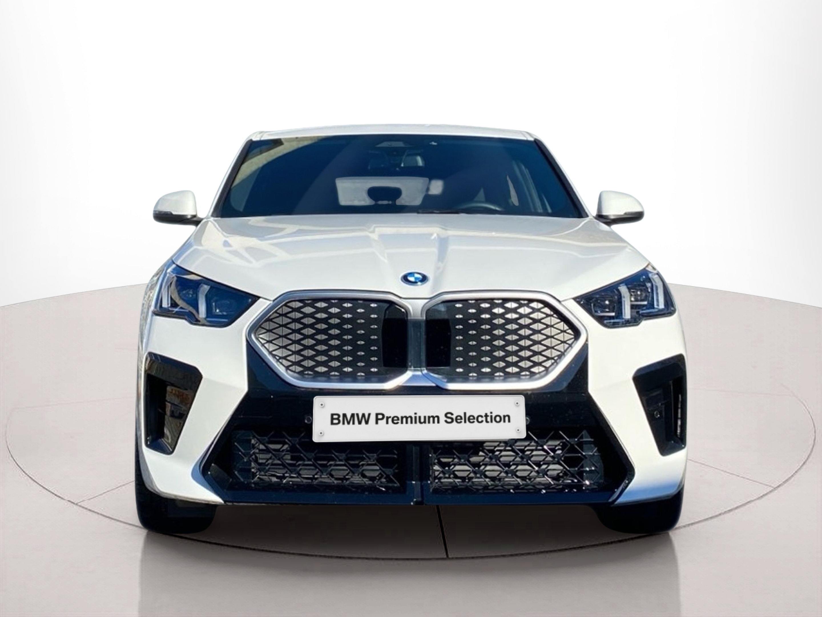 Fotos de BMW iX2 eDrive20 color Blanco. Año 2024. 150KW(204CV). Elétrico. En concesionario Caetano Lisboa de Lisboa