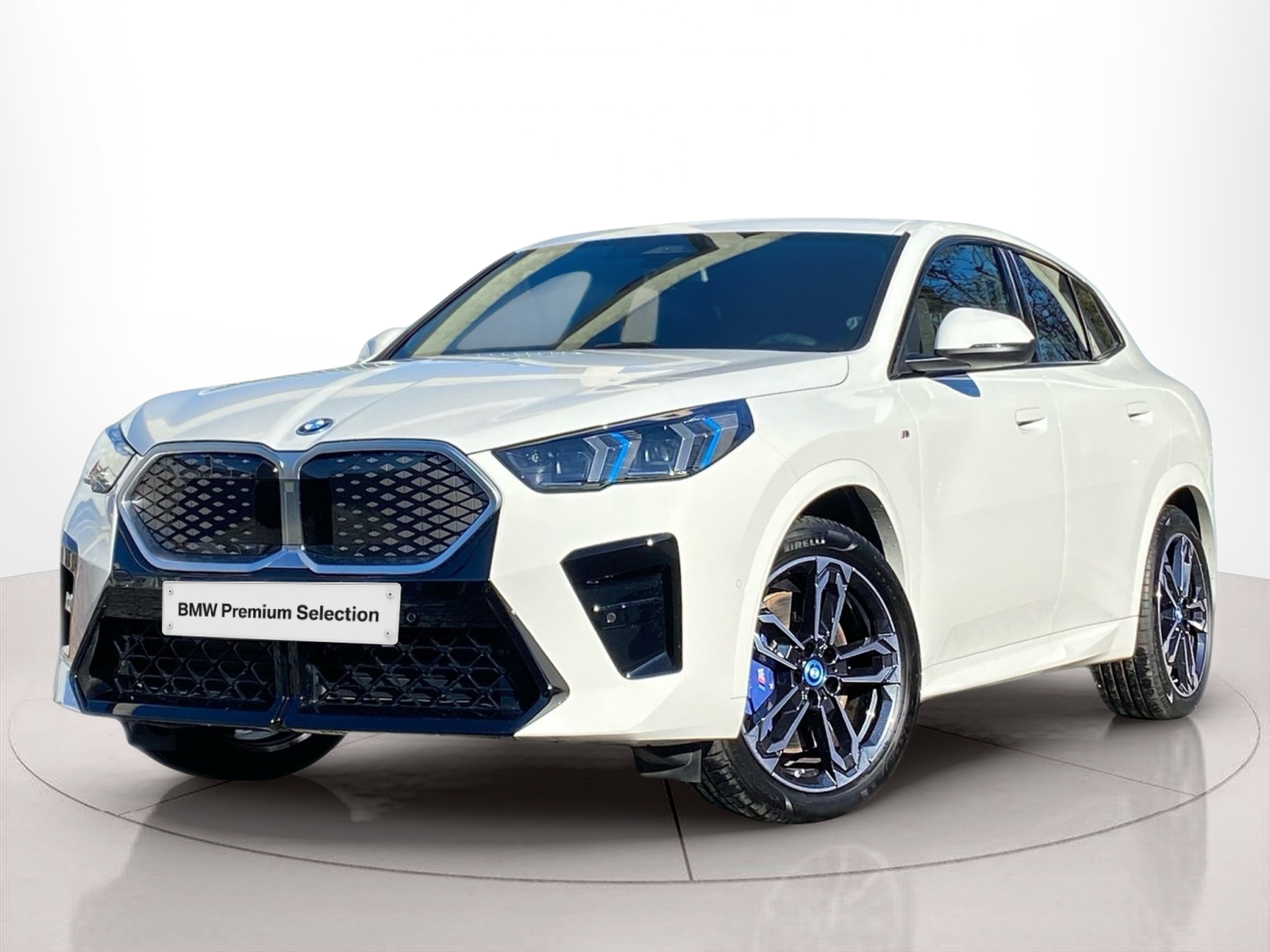 Fotos de BMW iX2 eDrive20 color Blanco. Año 2024. 150KW(204CV). Elétrico. En concesionario Caetano Lisboa de Lisboa