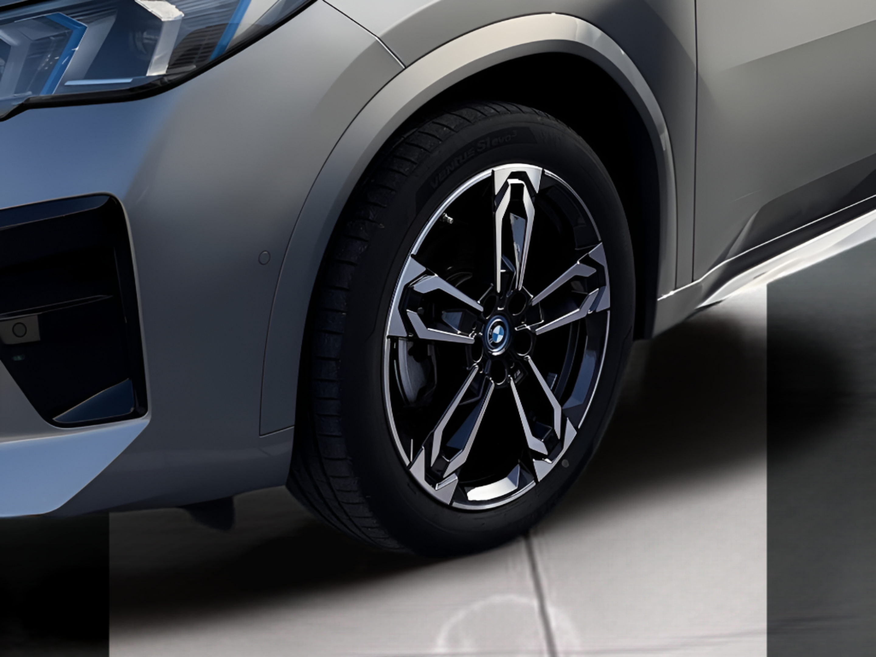 BMW iX2 eDrive20 color Gris. Año 2025. 150KW(204CV). Elétrico. En concesionario Caetano Portimão de Portimão