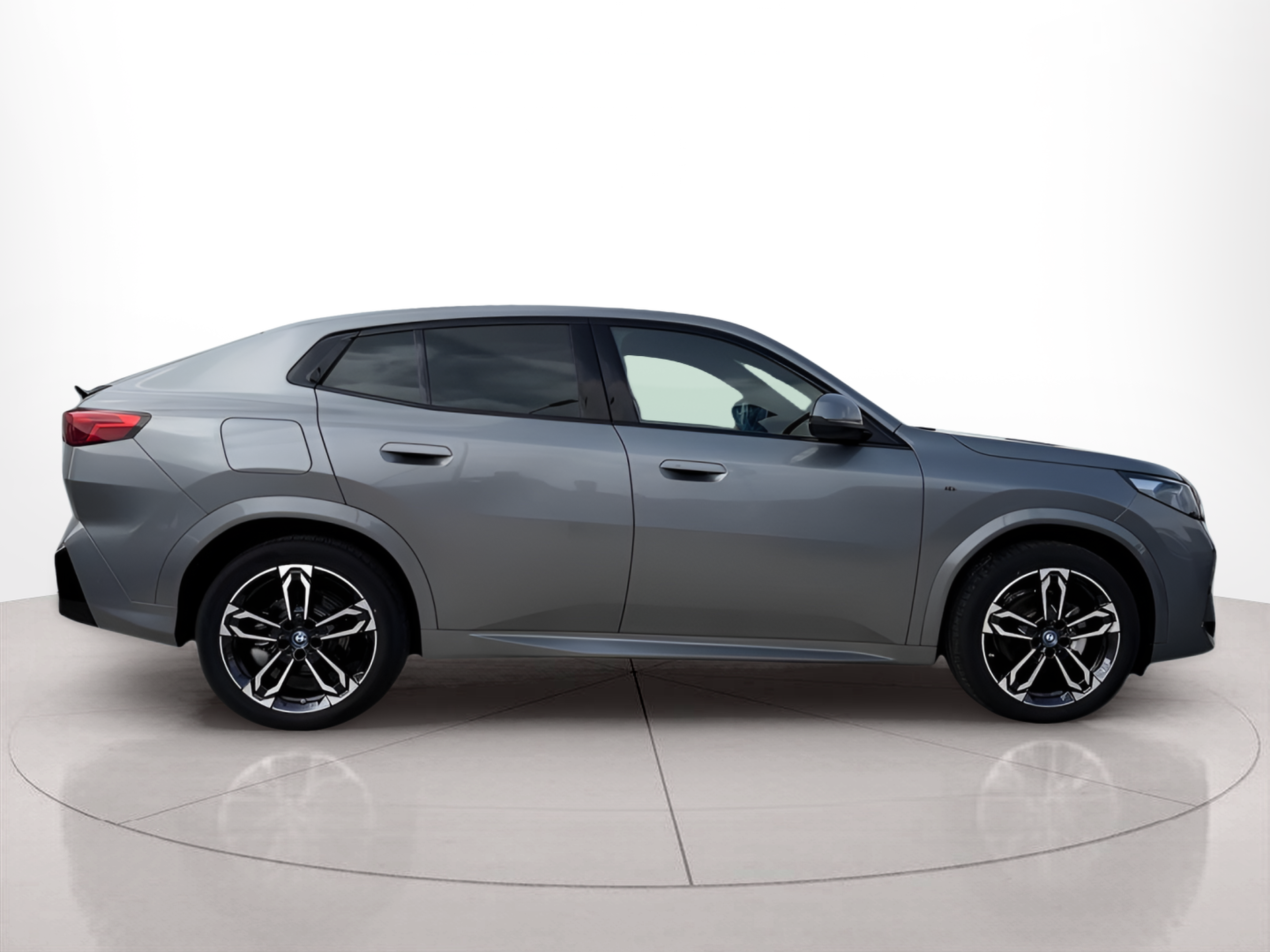 BMW iX2 eDrive20 color Gris. Año 2025. 150KW(204CV). Elétrico. En concesionario Caetano Portimão de Portimão