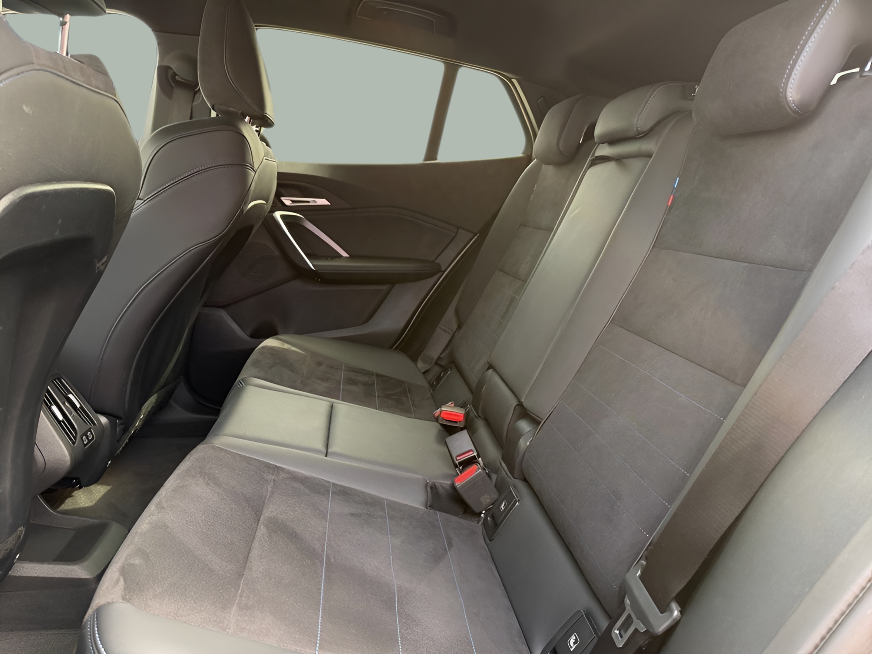 BMW iX2 eDrive20 color Gris. Año 2025. 150KW(204CV). Elétrico. En concesionario Caetano Portimão de Portimão