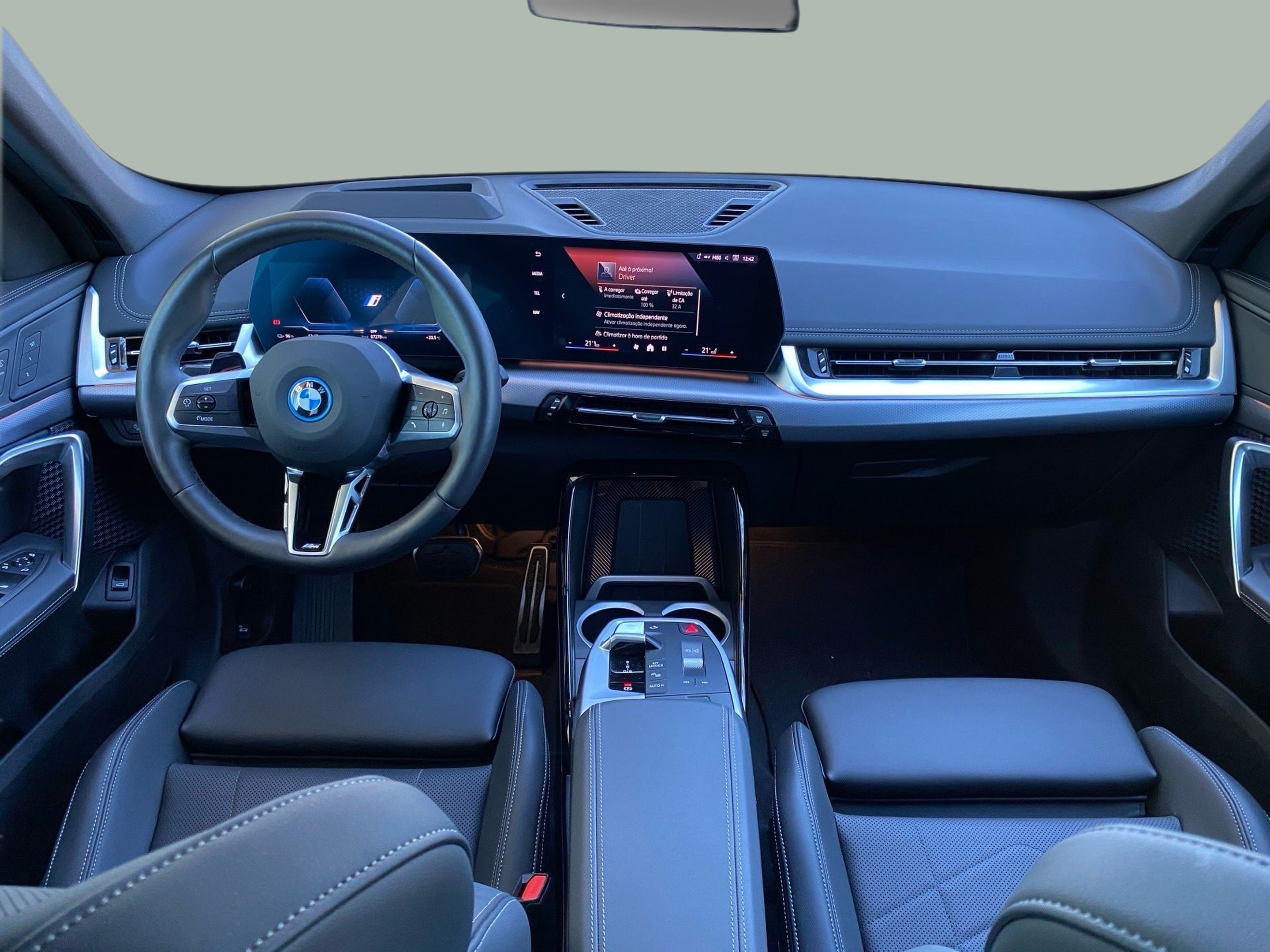 BMW iX1 xDrive30 color Blanco. Año 2025. 230KW(313CV). Elétrico. En concesionario Caetano Baviera Cascais de Cascais