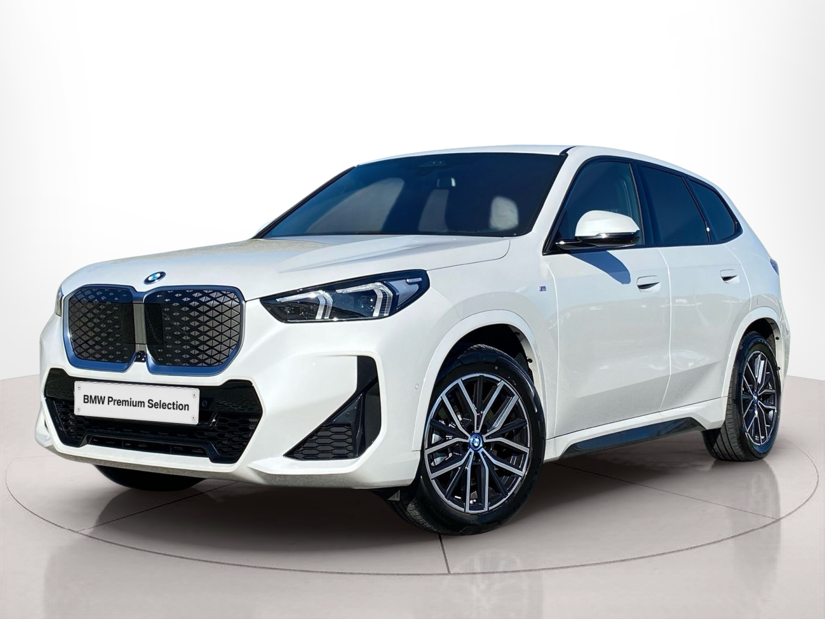 Fotos de BMW iX1 xDrive30 color Blanco. Año 2025. 230KW(313CV). Elétrico. En concesionario Caetano Baviera Cascais de Cascais