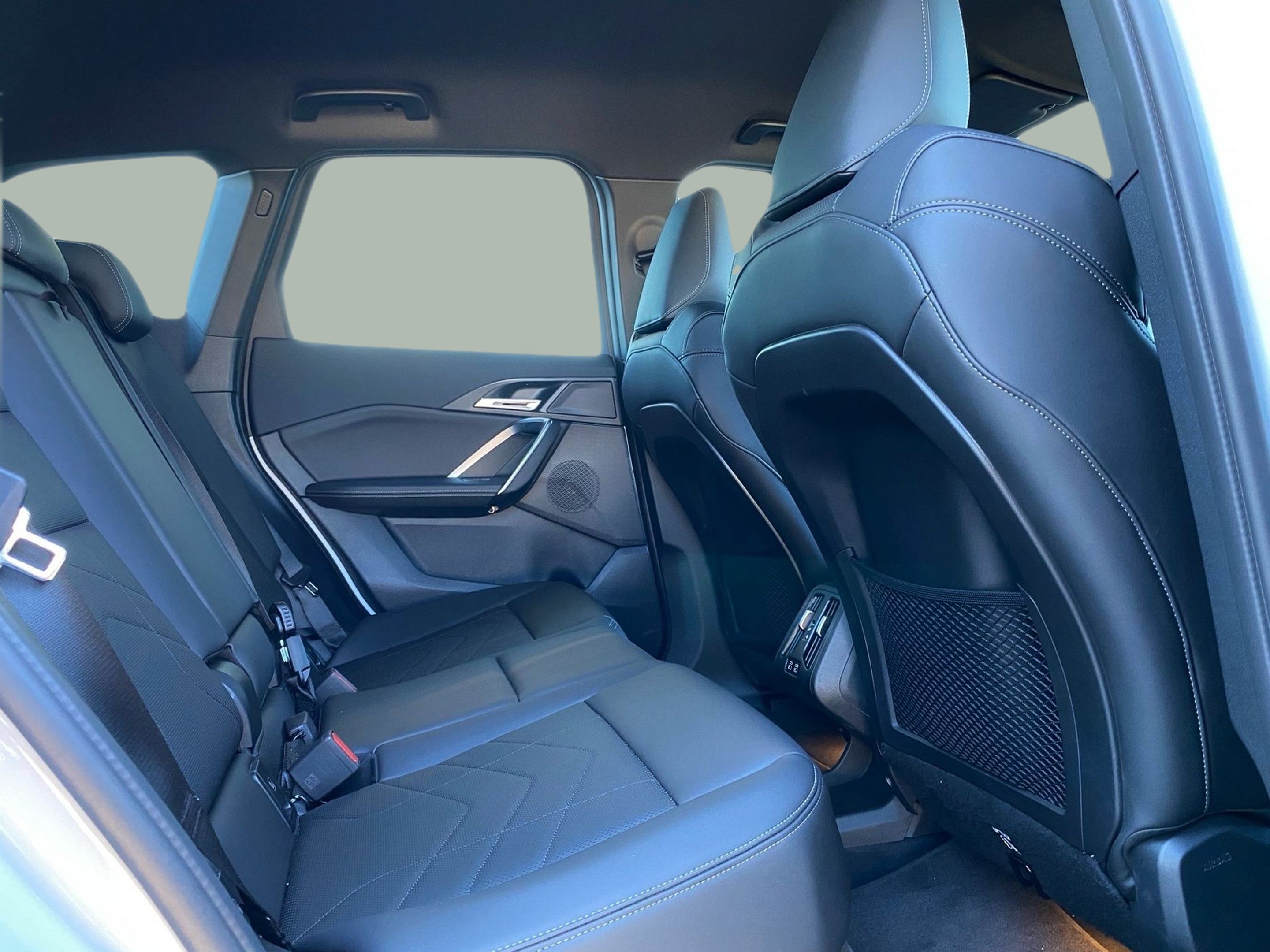 BMW iX1 xDrive30 color Blanco. Año 2025. 230KW(313CV). Elétrico. En concesionario Caetano Baviera Cascais de Cascais