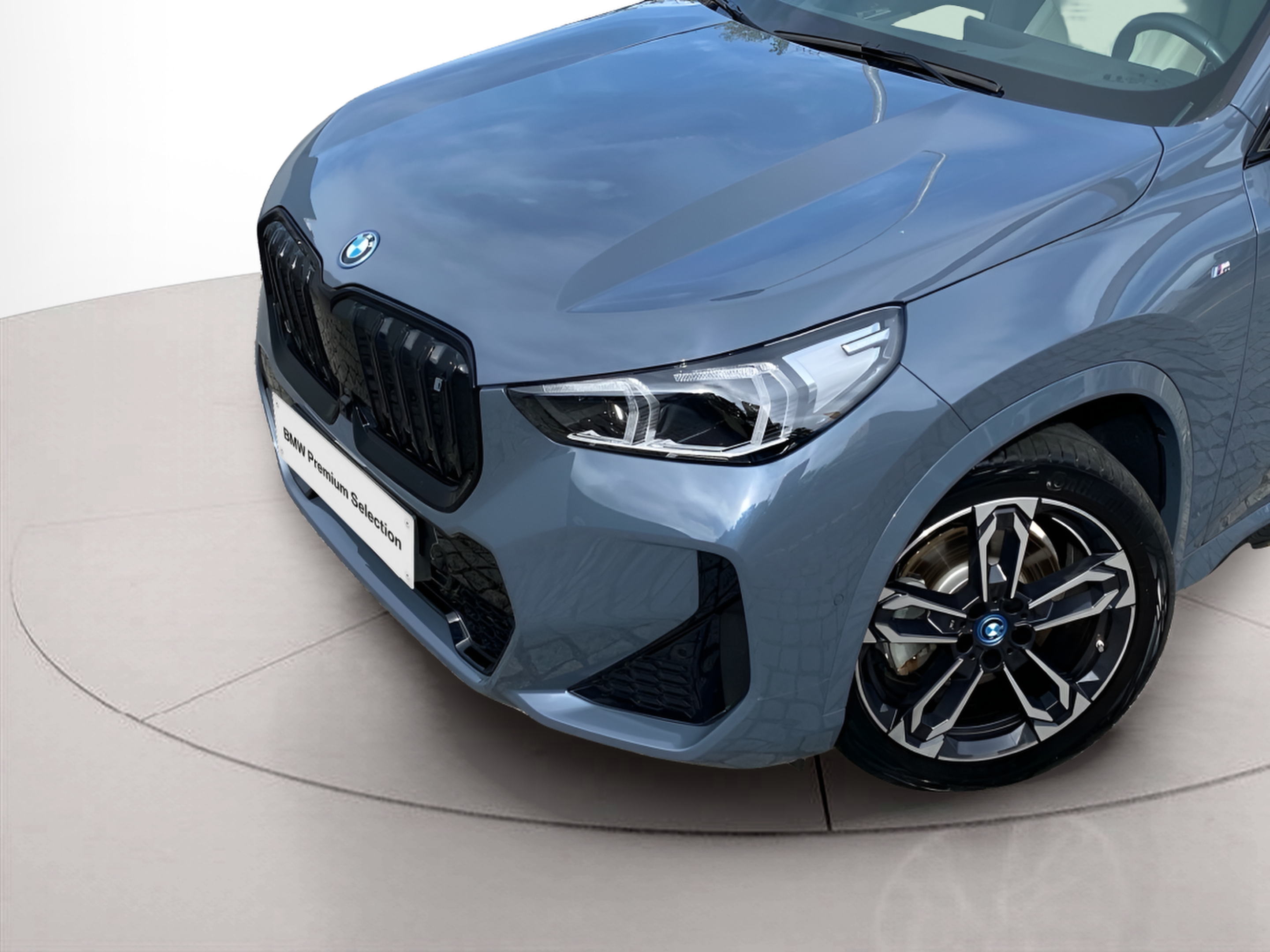 BMW iX1 xDrive30 color Gris. Año 2023. 230KW(313CV). Elétrico. En concesionario Caetano Lisboa de Lisboa