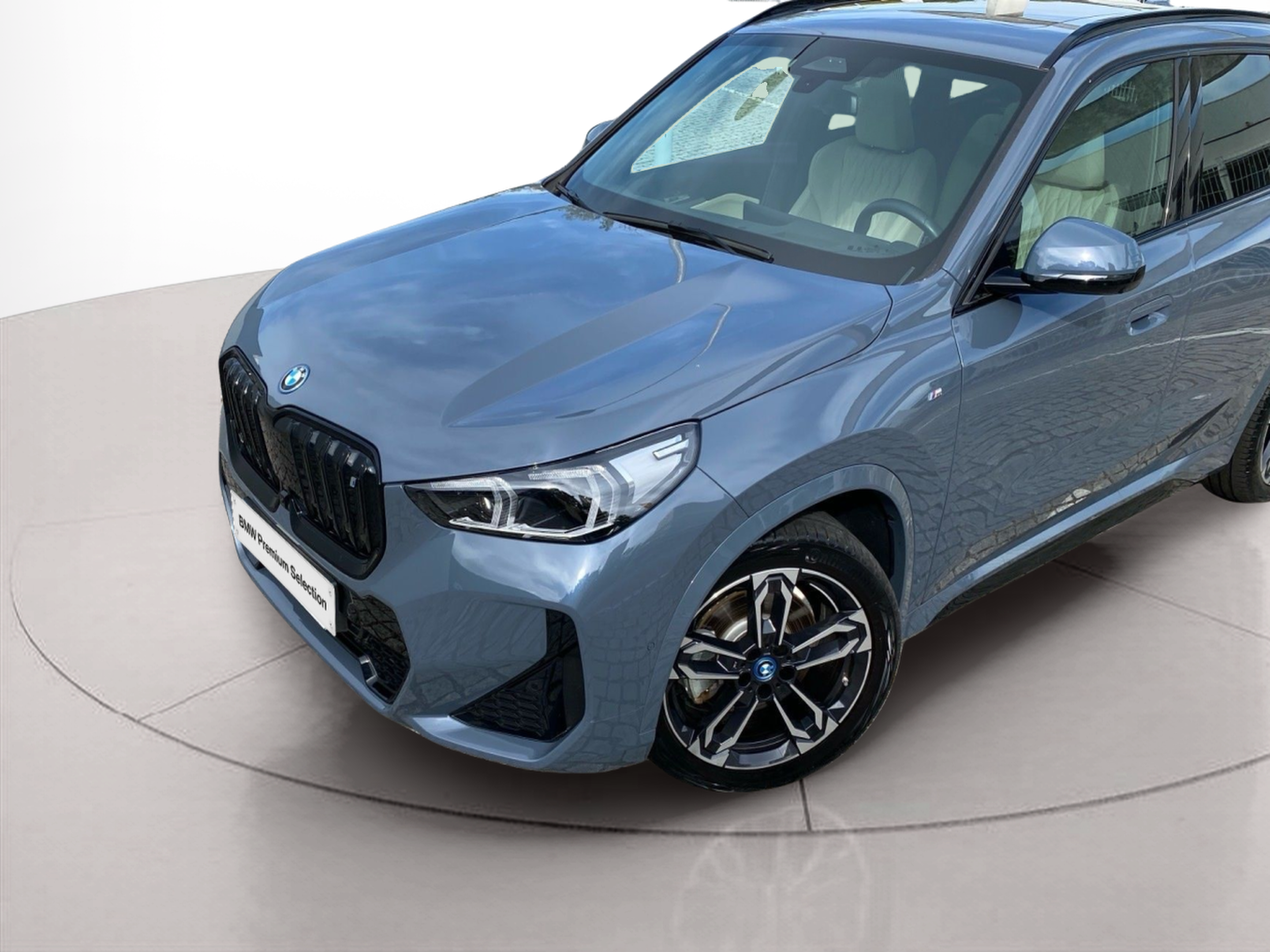 BMW iX1 xDrive30 color Gris. Año 2023. 230KW(313CV). Elétrico. En concesionario Caetano Lisboa de Lisboa