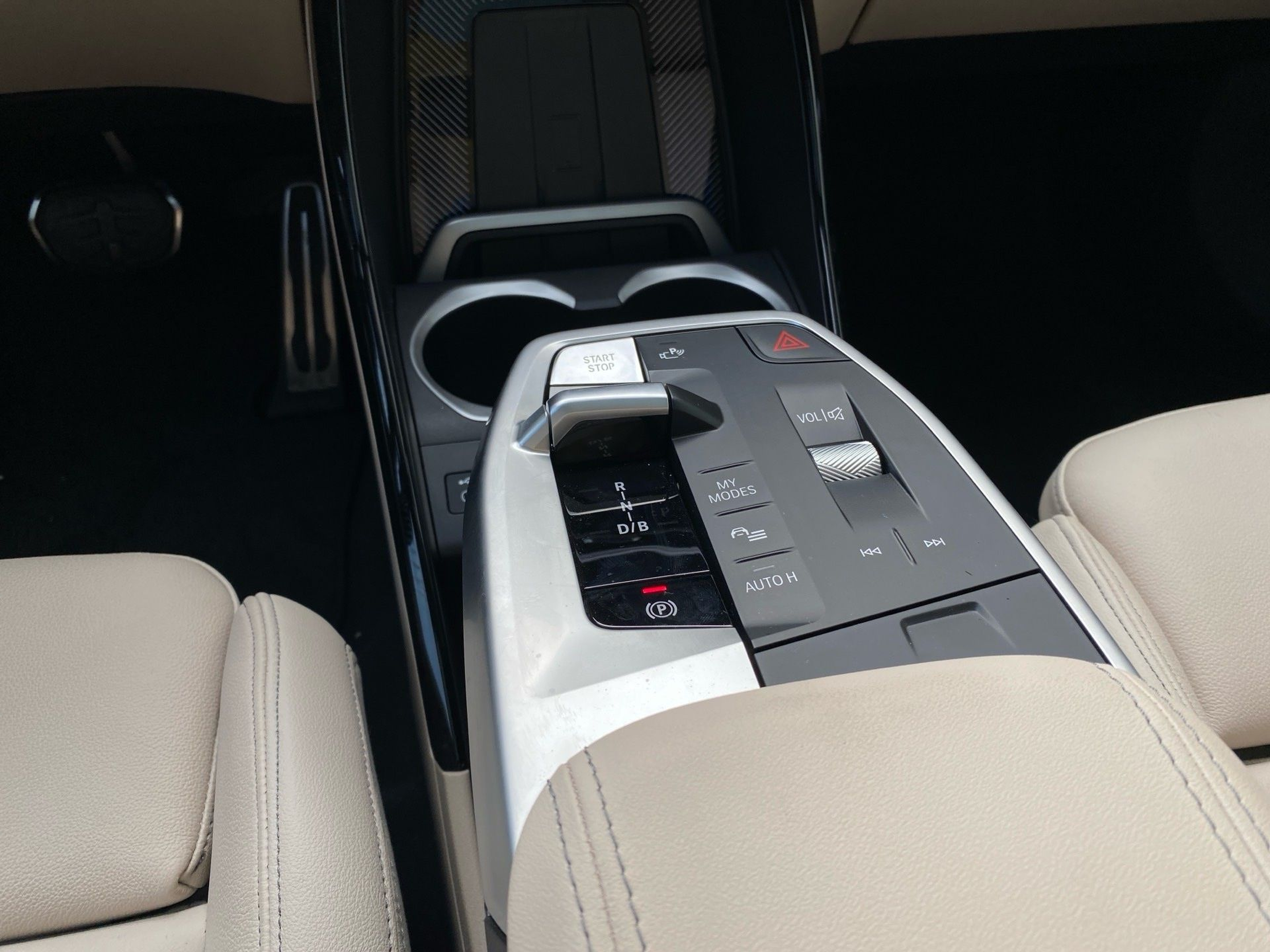 BMW iX1 xDrive30 color Gris. Año 2023. 230KW(313CV). Elétrico. En concesionario Caetano Lisboa de Lisboa