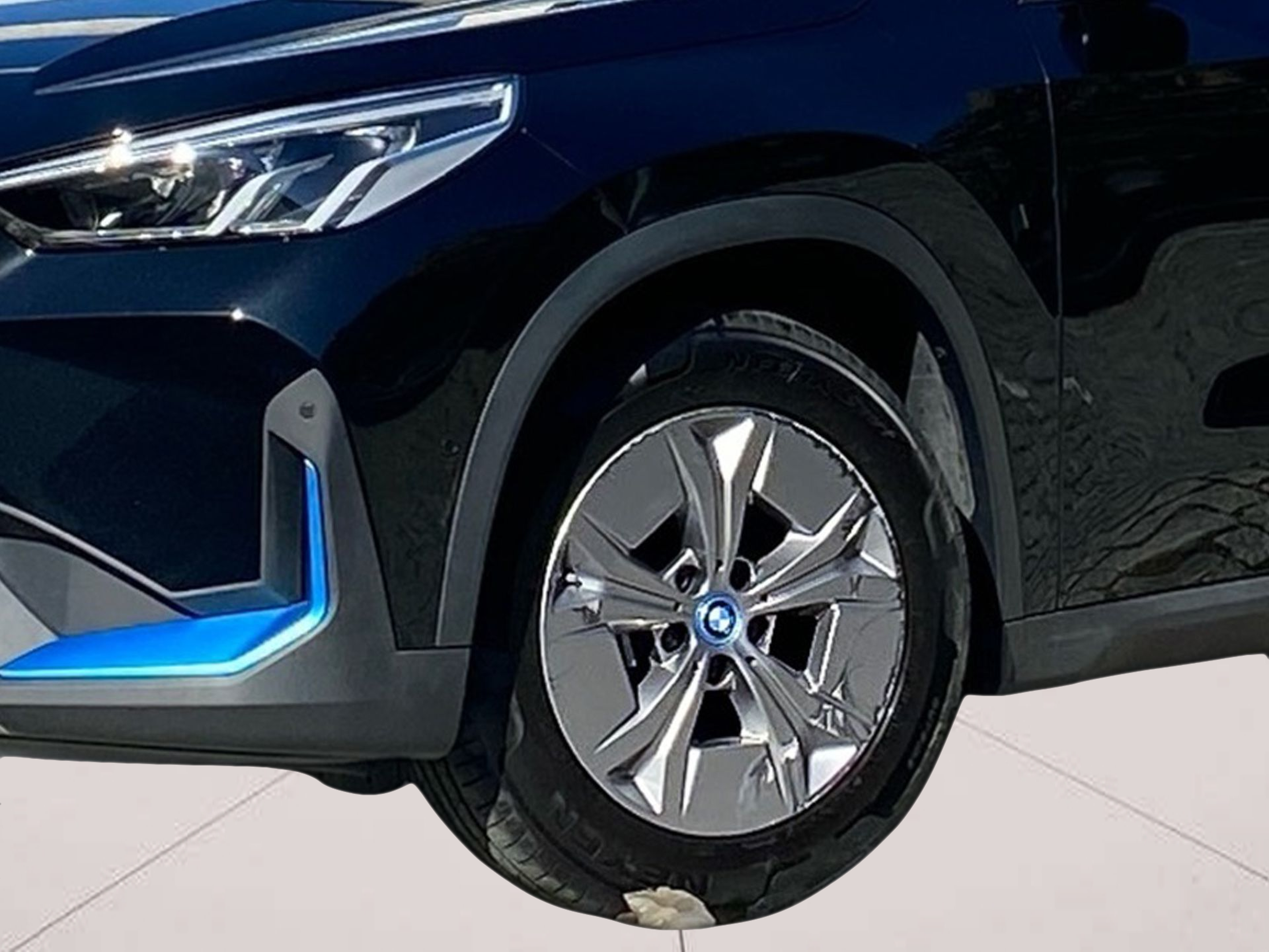 BMW iX1 xDrive30 color Negro. Año 2023. 230KW(313CV). Elétrico. En concesionario Caetano Lisboa de Lisboa