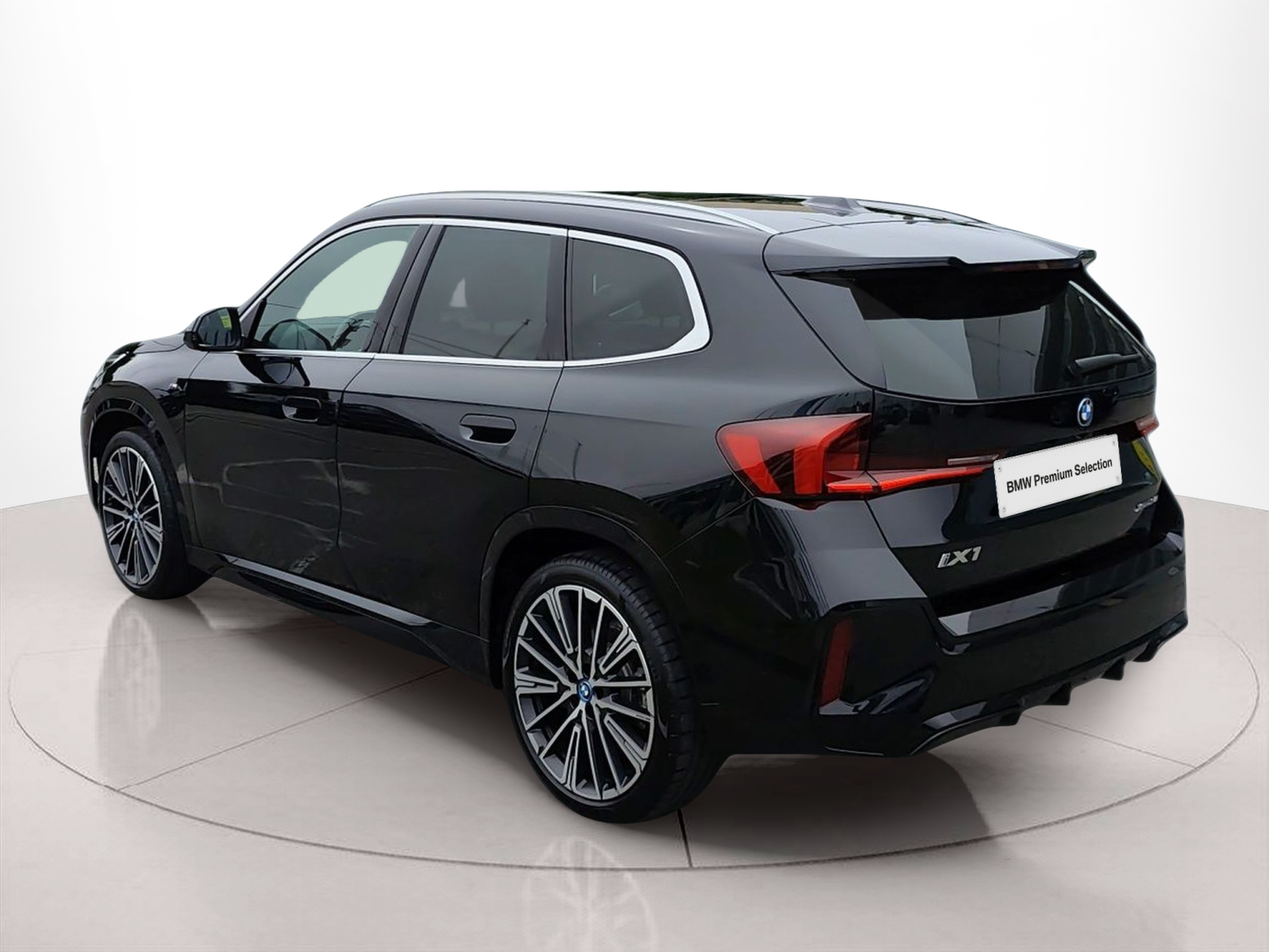 BMW iX1 xDrive30 color Negro. Año 2023. 230KW(313CV). Elétrico. En concesionario Caetano Baviera Santa Maria da Feira de Santa Maria da Feira