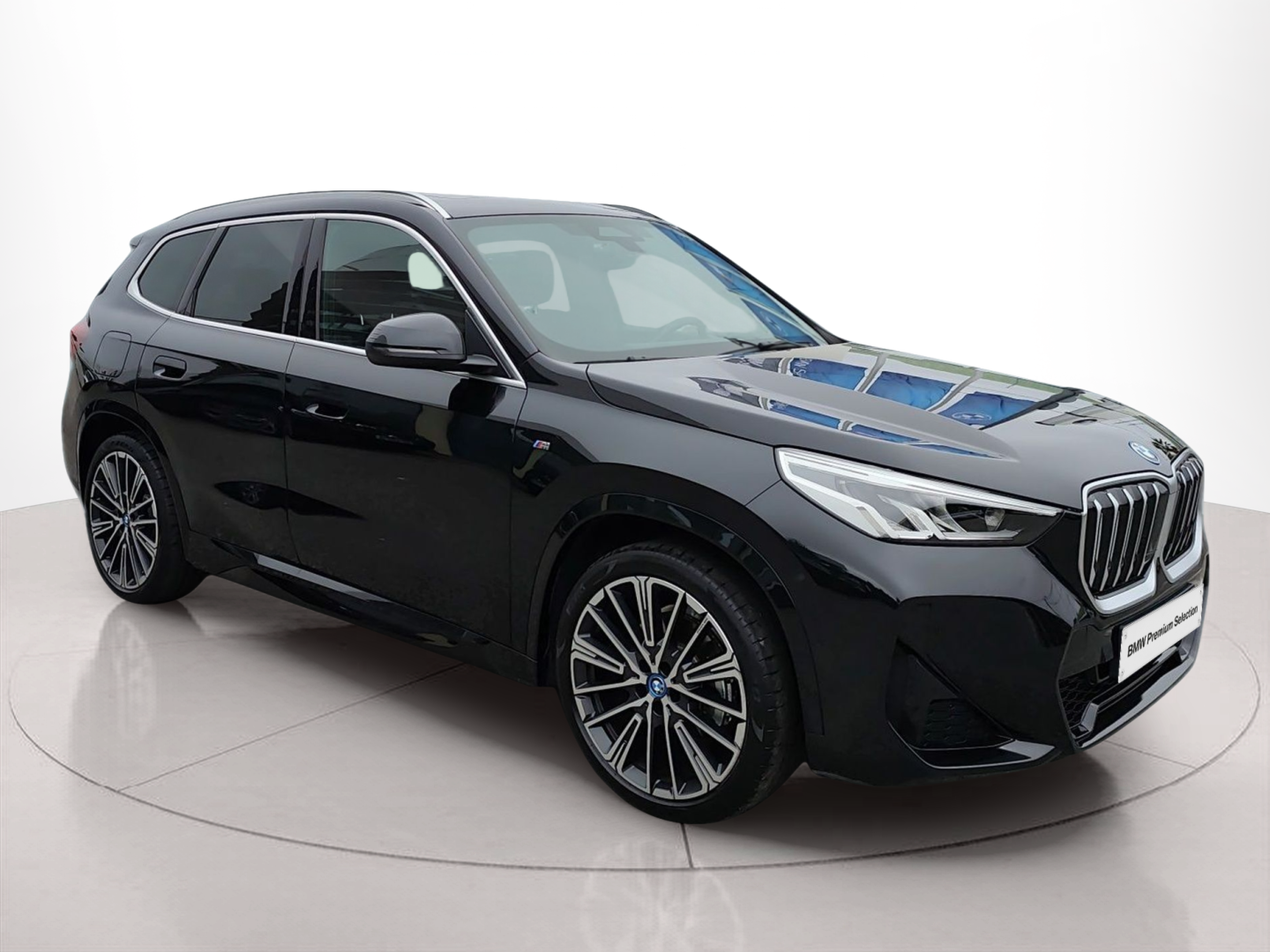 BMW iX1 xDrive30 color Negro. Año 2023. 230KW(313CV). Elétrico. En concesionario Caetano Baviera Santa Maria da Feira de Santa Maria da Feira