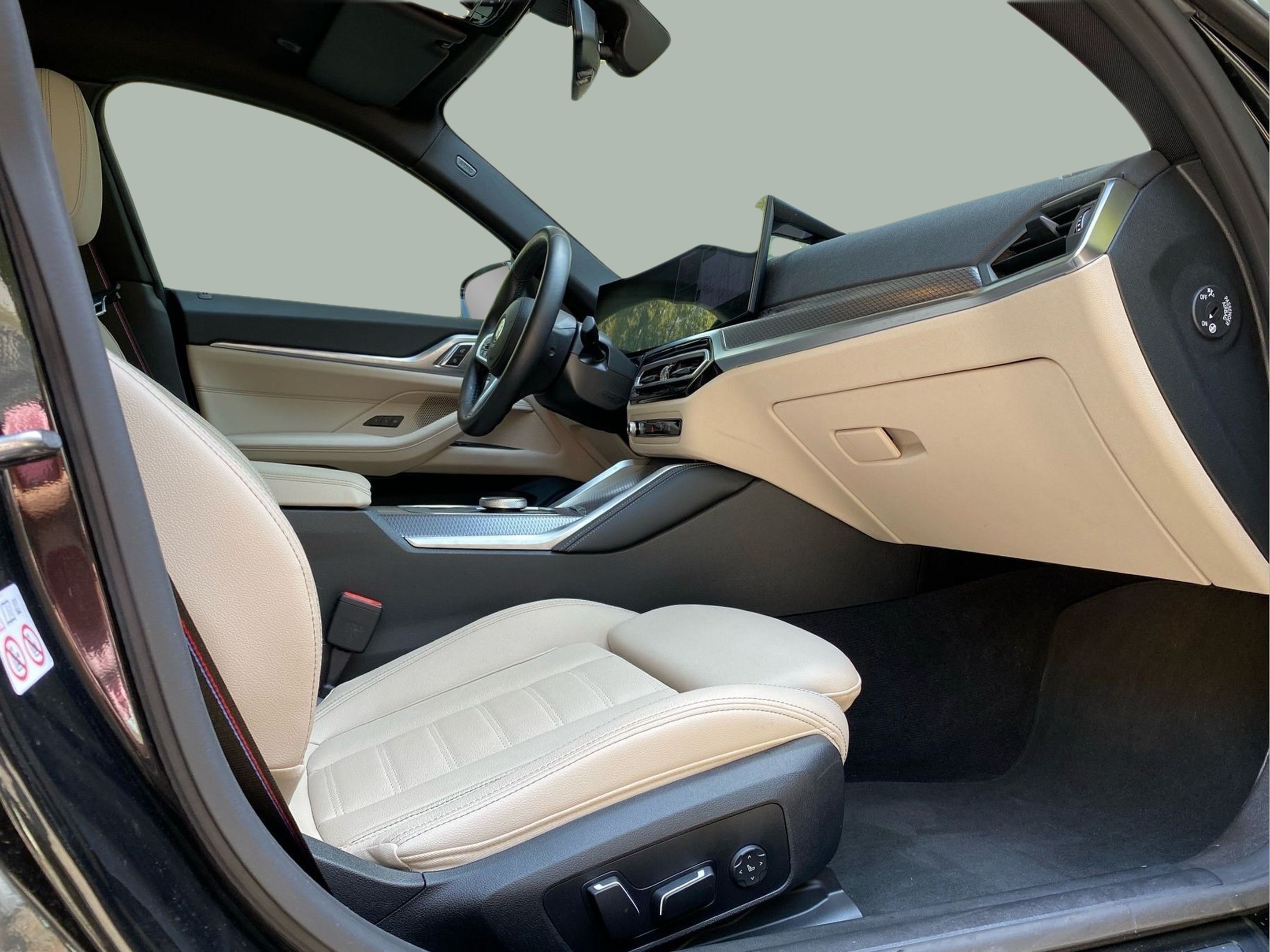 BMW i4 i4 eDrive40 color Negro. Año 2023. 250KW(340CV). Elétrico. En concesionario Caetano Lisboa de Lisboa