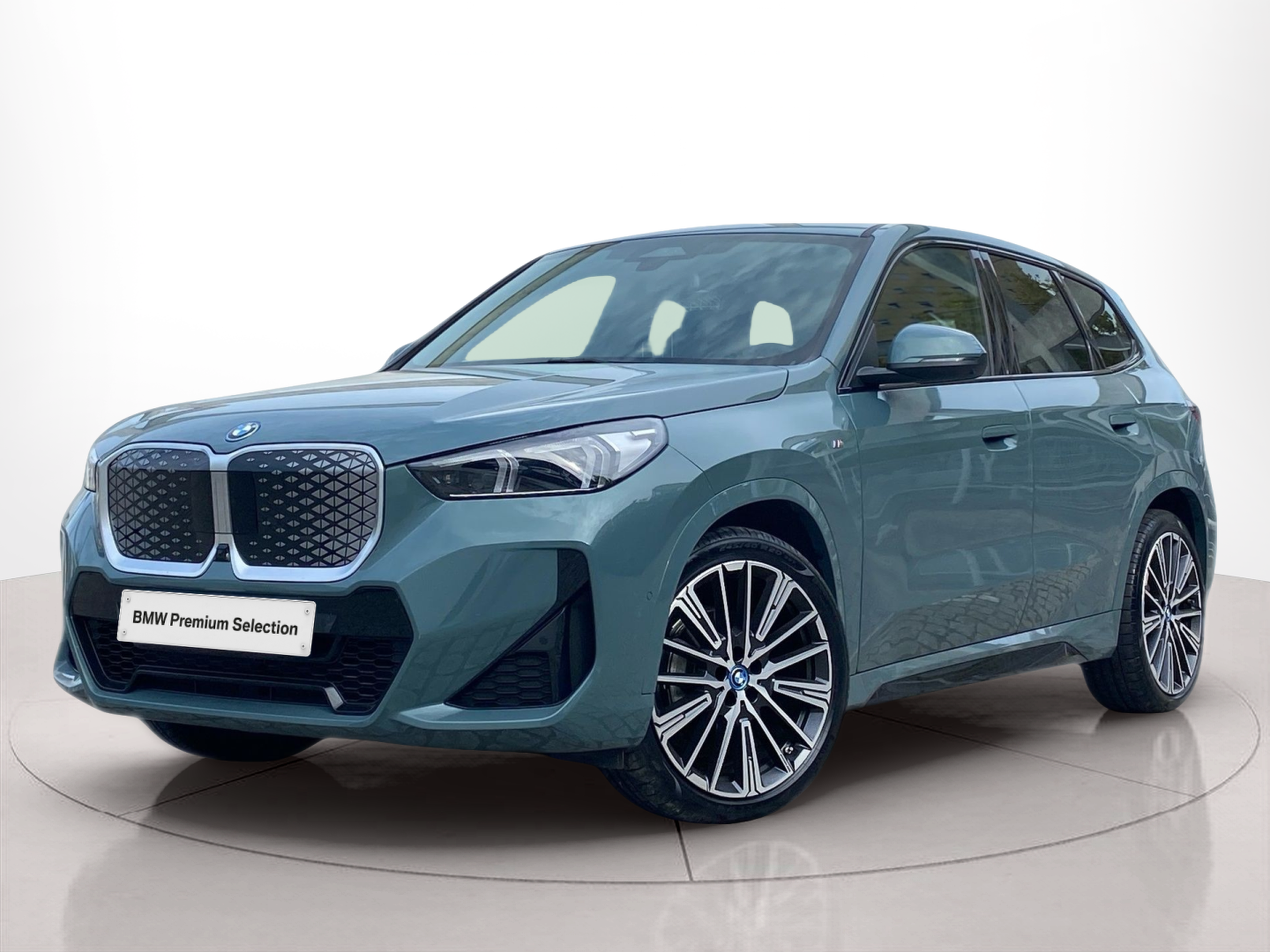 Fotos de BMW iX1 eDrive20 color Verde. Año 2025. 150KW(204CV). Elétrico. En concesionario Caetano Baviera Cascais de Cascais
