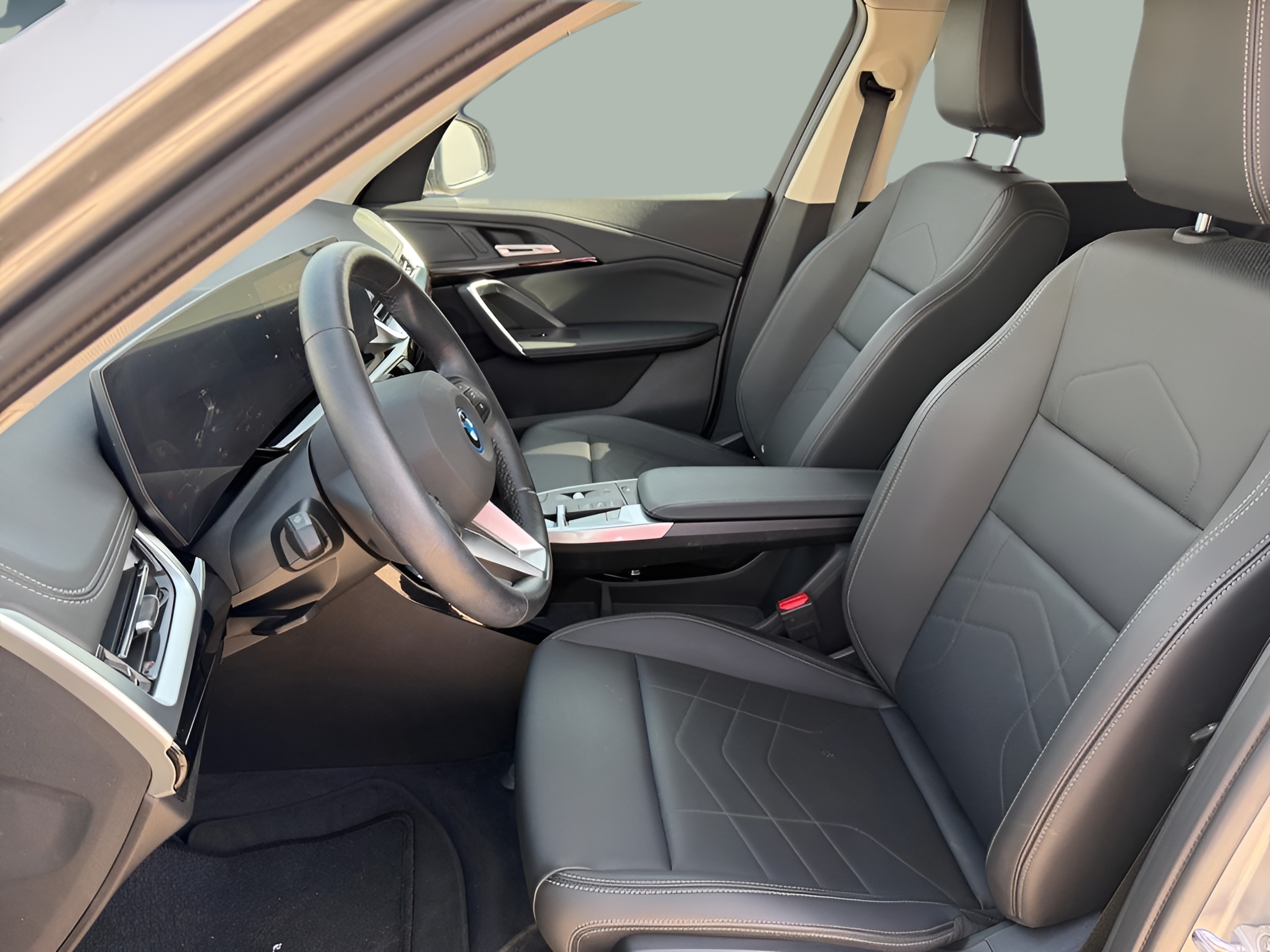 BMW iX1 eDrive20 color Gris Plata. Año 2025. 150KW(204CV). Elétrico. En concesionario Caetano Portimão de Portimão