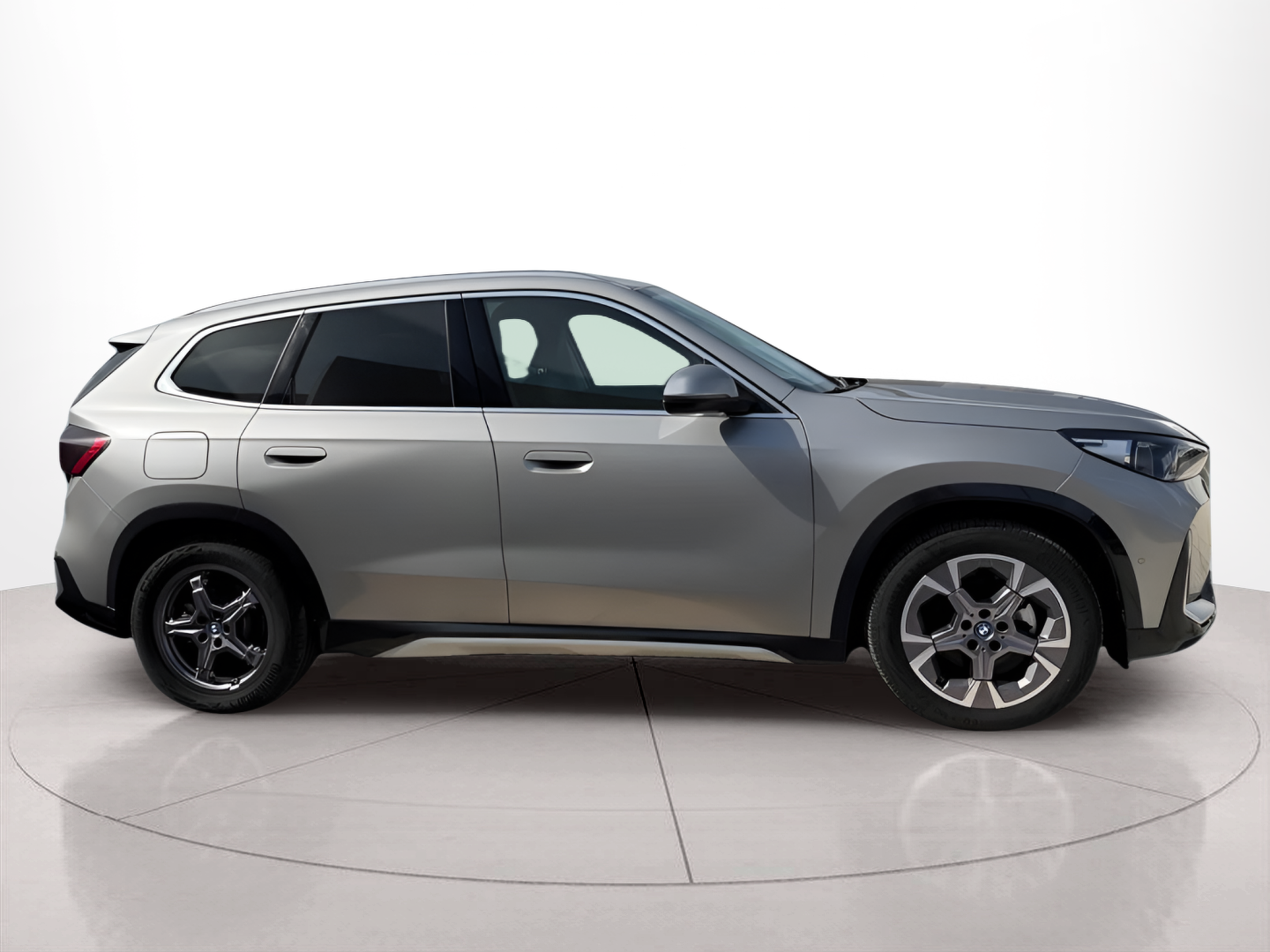 BMW iX1 eDrive20 color Gris Plata. Año 2025. 150KW(204CV). Elétrico. En concesionario Caetano Portimão de Portimão